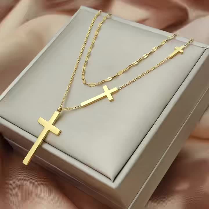 Collier minimaliste élégant à double couche avec croix, en acier inoxydable hypoallergénique plaqué or 18K