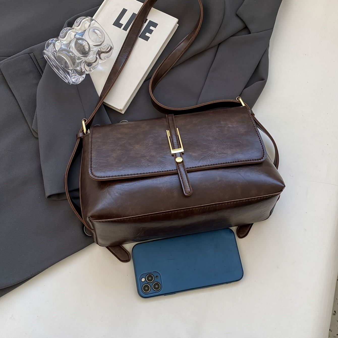 Sac Carré Femme Décontracté – Marron Café, Rabat avec Fermeture Magnétique, Motif Texturé, Finitions Dorées, Polyvalent pour Université, Travail, Voyage et Soirées, Accessoire Stylé avec Finition Raffinée