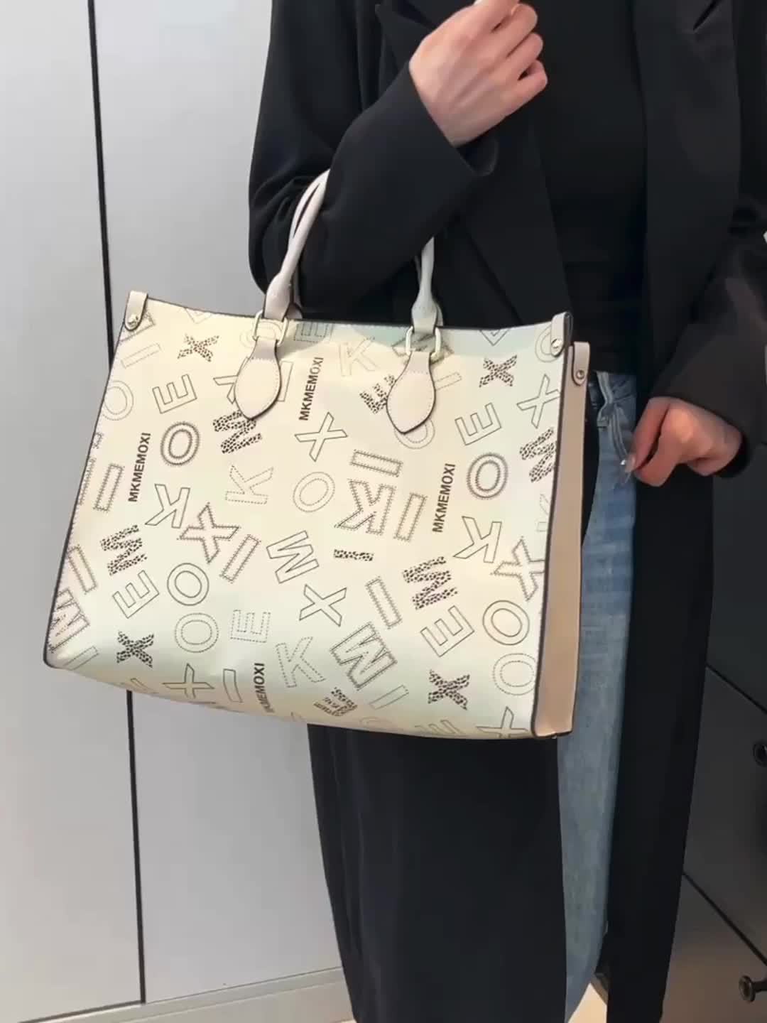 Sac Cabas Femme en Cuir Synthétique Élégant – Fermeture Éclair, Marron Café avec Motif Lettres Stylé et Poignée en Bois, Parfait pour Usage Quotidien | Sac à Épaule Chic | Design Sophistiqué
