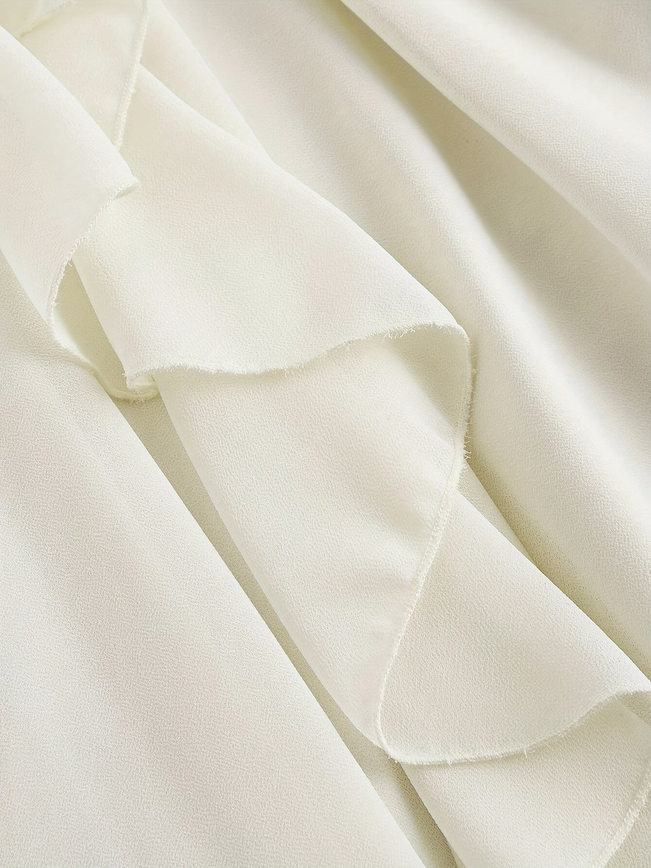 Robe élégante, moderne et raffinée, avec manches lanternes à volants et taille cintrée
