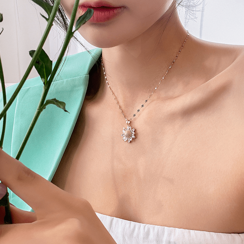 Collier pendentif tournesol en acier inoxydable plaqué or 18 K pour femme, élégant, serti de zirconia synthétique, parfait pour un usage quotidien ou pour offrir lors de fêtes et occasions spéciales