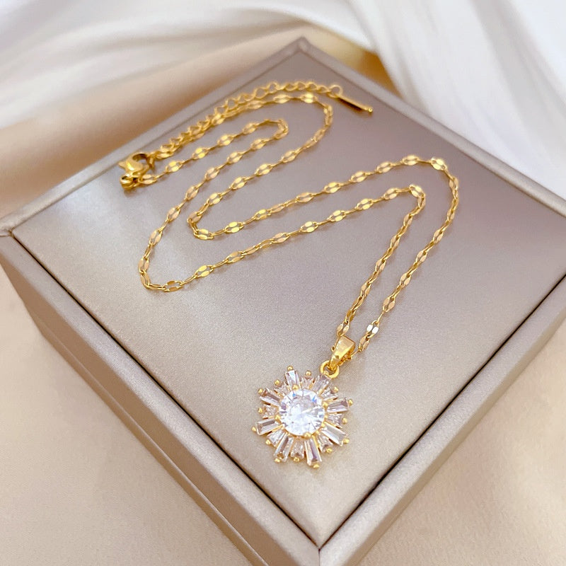 Collier élégant en acier plaqué or 18 K, pendentif flocon de neige géométrique serti de cubic zirconia, chaîne luxueuse, parfait pour mariages, soirées et usage quotidien, accessoire raffiné et durable