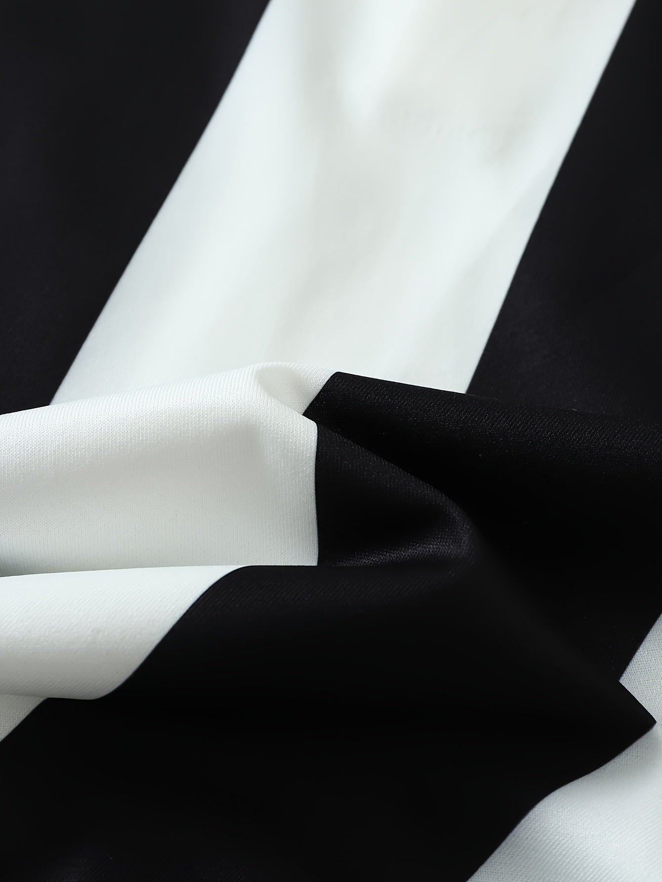 Retro Black and White Striped Men's Short Sleeve Shirt, Casual Loose Fit T-Shirt for Men