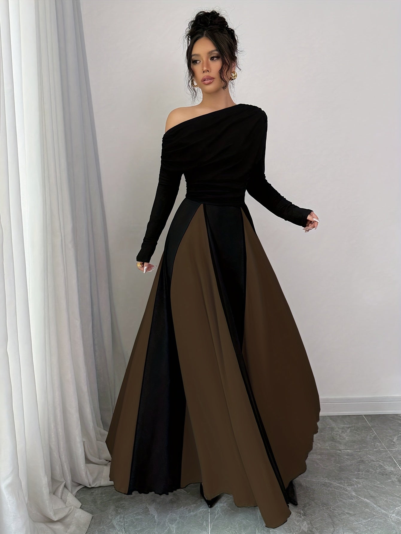 A Stylish And Elegant Long-Sleeve Dress with a Slanted Shoulder, Featuring Fine Ribbing, a Fitted Waist, And a Flared Hem, Perfect for Autumn And Winter.