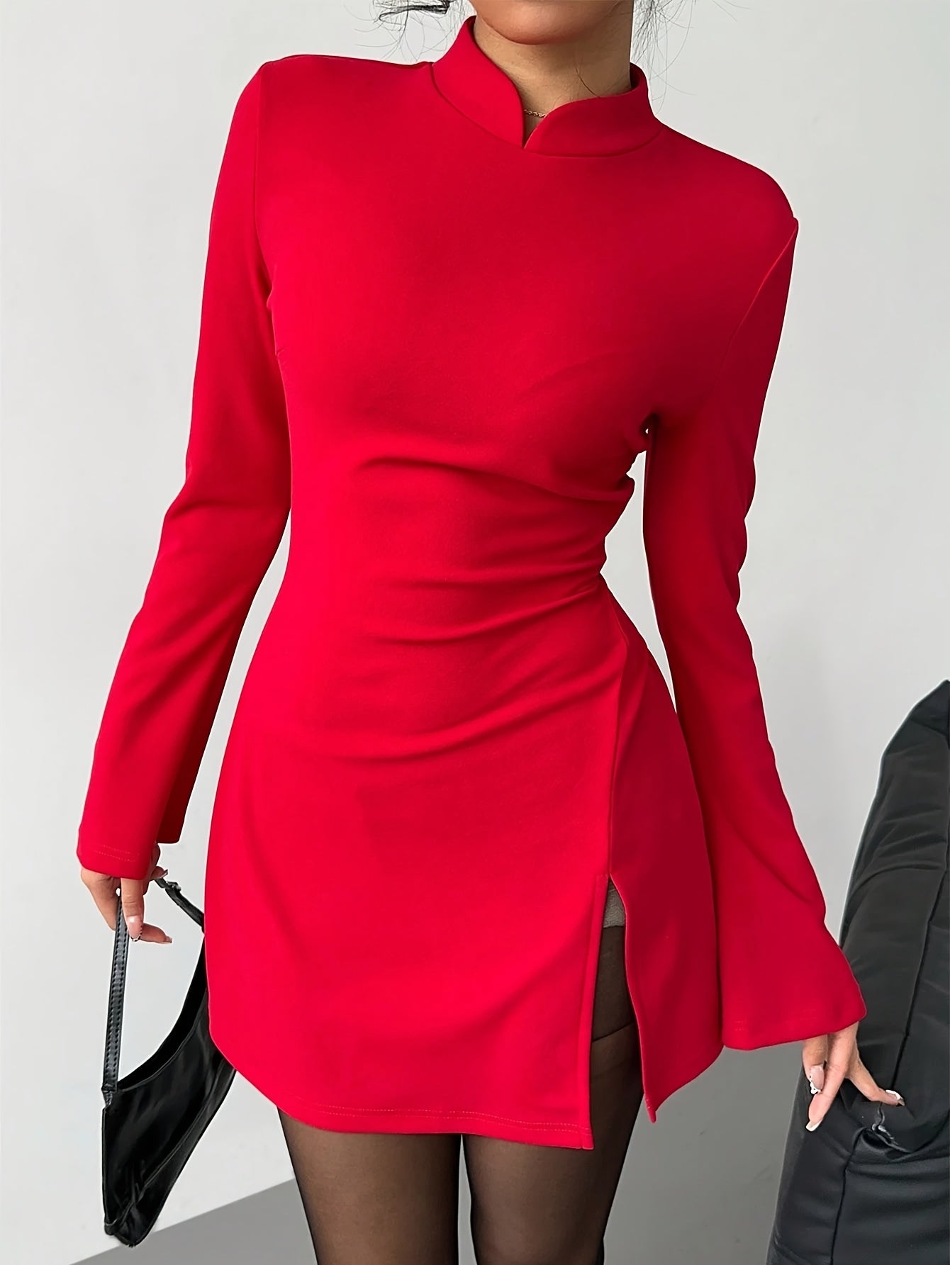 Robe Rouge Élégante à Manches Pailletées — Col en V, Design Vintage avec Motif Pièces, Parfaite pour Soirées et Événements Chic