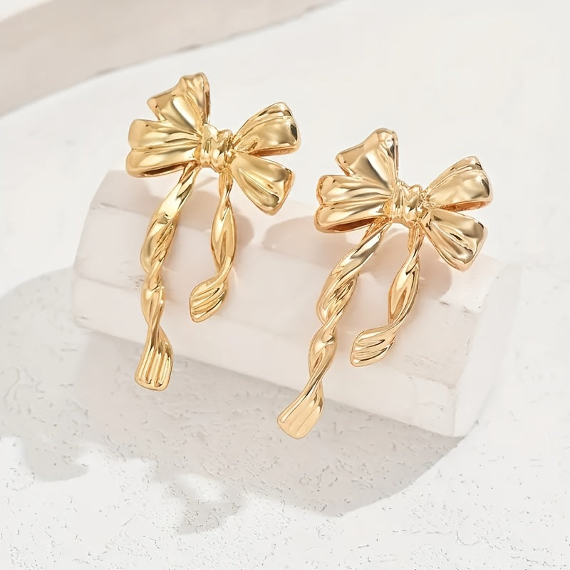 Paire de boucles d’oreilles bohèmes élégantes pour femme – nœud doré avec chaîne délicate, plaqué or KC, bijoux fins pour usage quotidien, soirées et vacances, cadeau polyvalent toute l’année pour Thanksgiving ou anniversaire