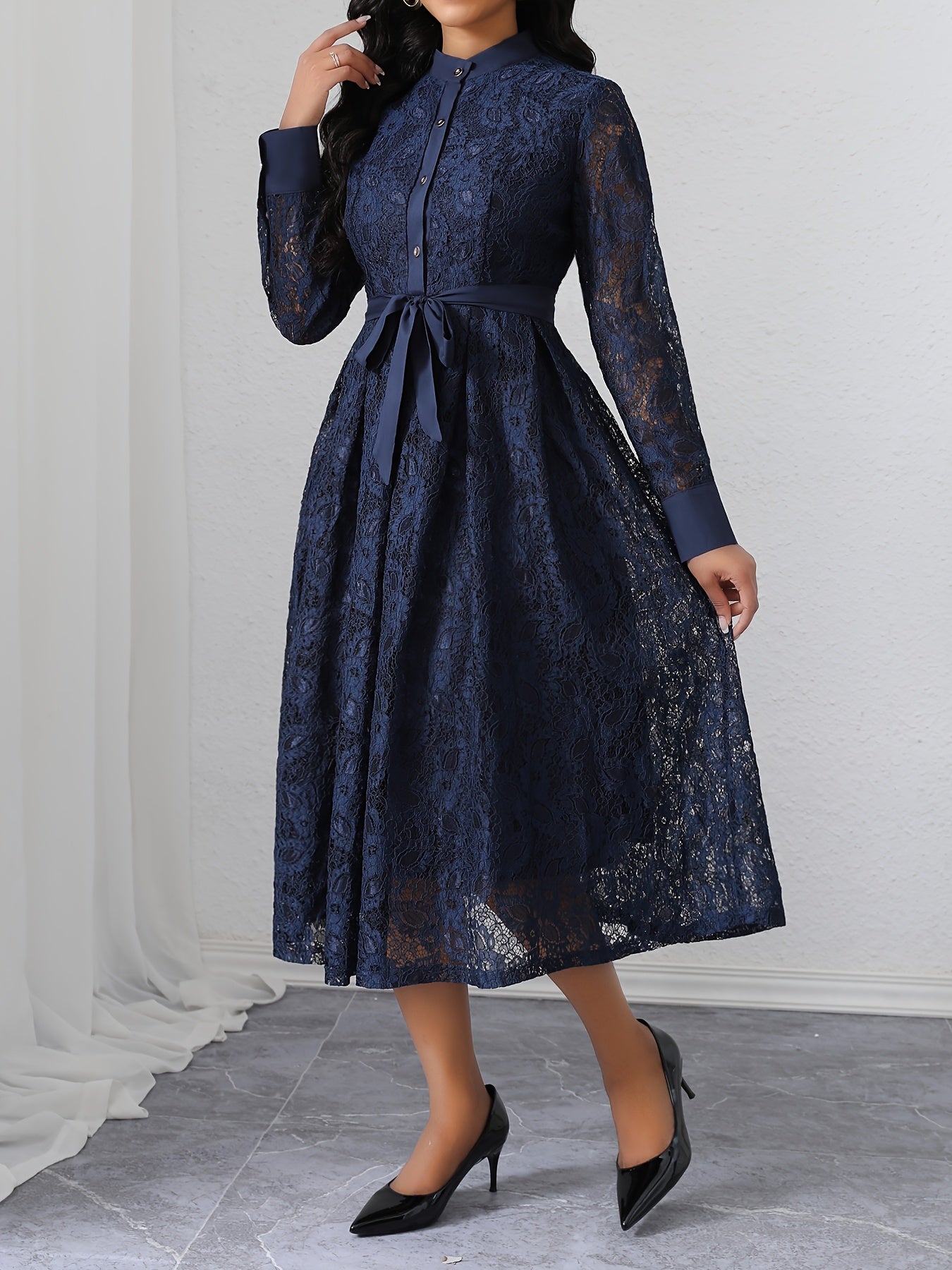 Robe Longue Élégante – Bleu Marine, Dentelle, Coupe Slim avec Ceinture, Manches Longues, Fermeture Boutonnée, Silhouette A-Ligne, Tissu Polyester, Lavable en Machine, Idéale Tenues Décontractées ou Formelles