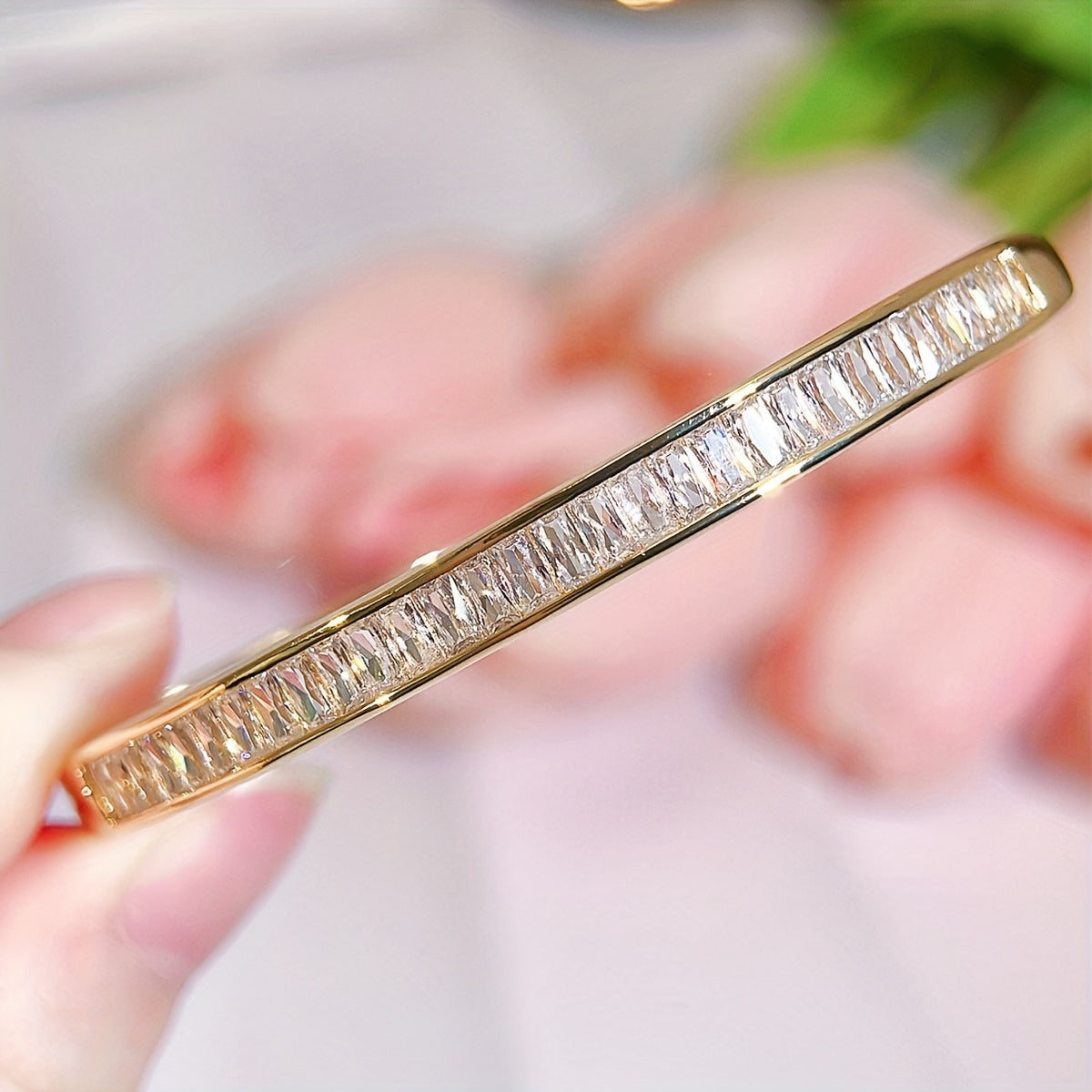 1 bracelet femme élégant ton doré avec incrustation de zirconia synthétique blanc – plaqué cuivre 18K, fermoir réglable, perles rondes scintillantes et surface lisse, bijou polyvalent pour tenue décontractée.