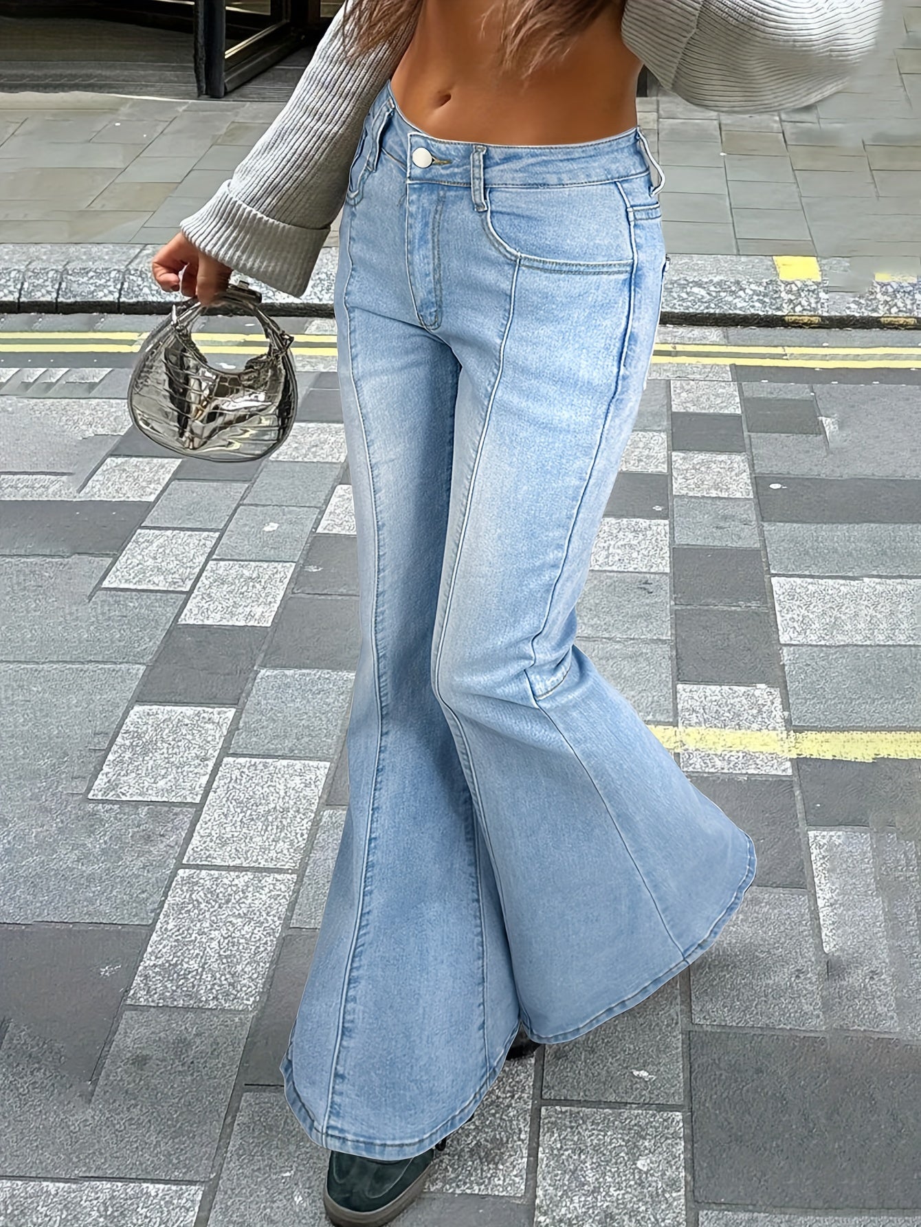 Jean évasé bleu clair pour femme - Taille mi-haute, denim stretch avec poches en biais, coupe décontractée et confortable, effet dégradé