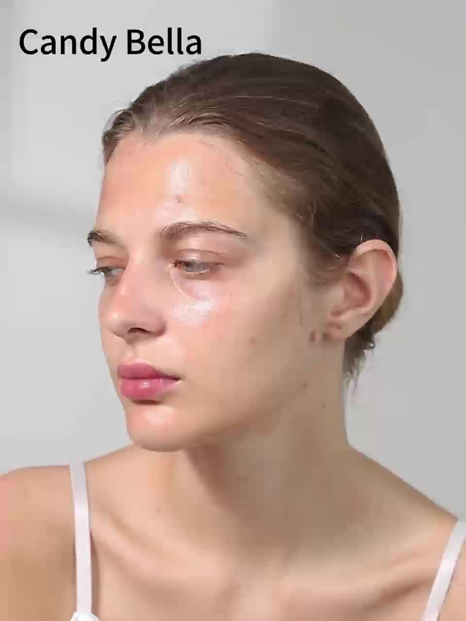 Poudre compacte– Réduit les pores, absorbe l’huile, floute les imperfections, finition parfaite, primer pour base de maquillage et fixation, contrôle de l’huile avant et après le maquillage