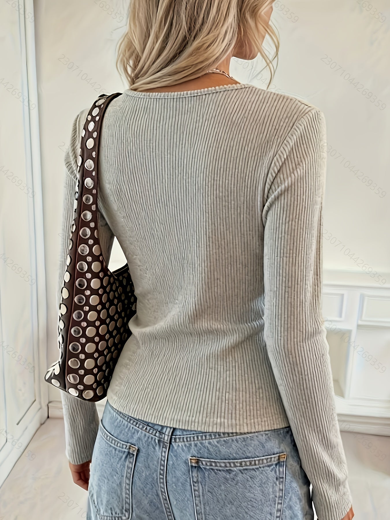 T-shirt élégant à col V avec boutons dorés, manches longues, couleur unie