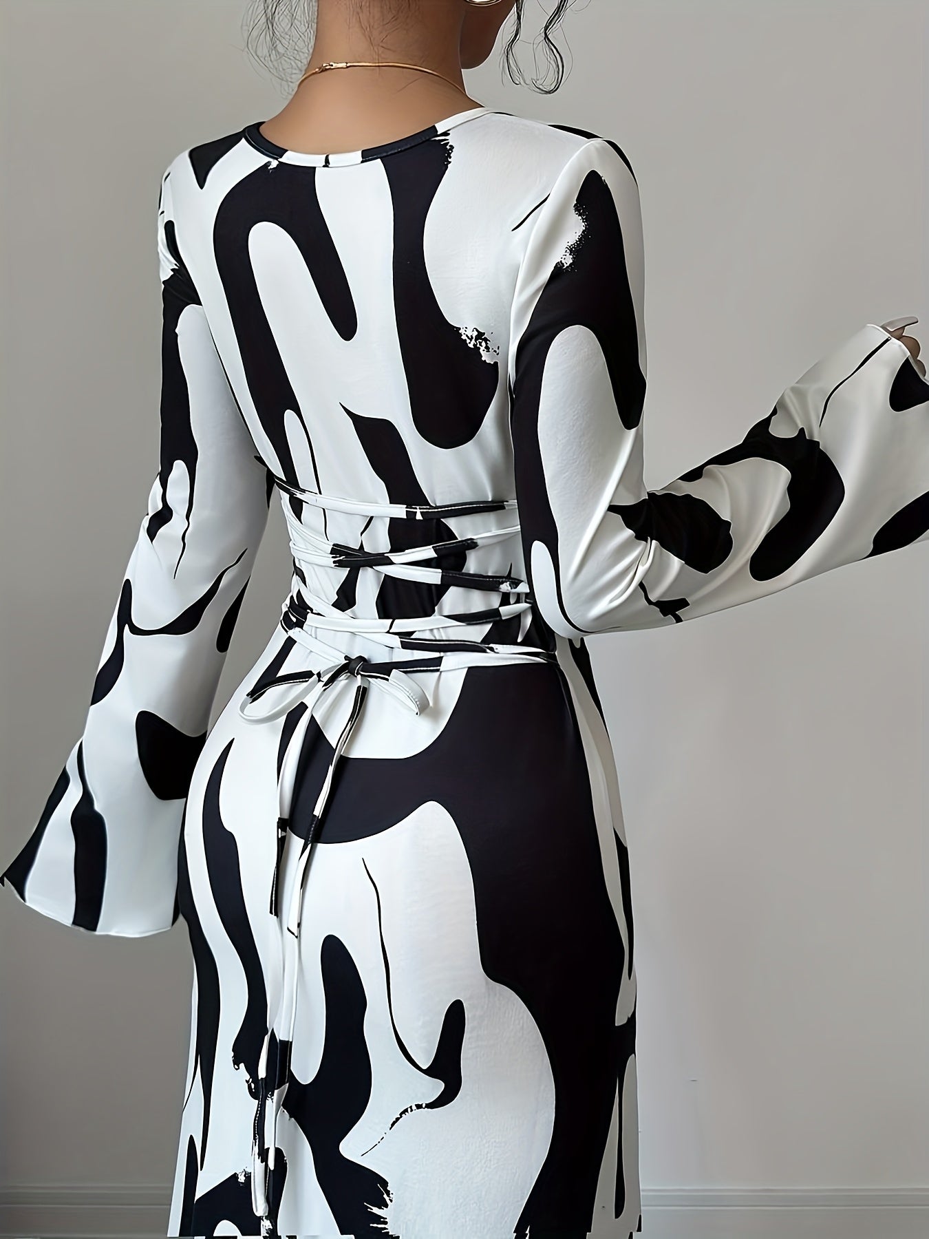 Robe longue élégante à imprimé tropical pour femme, manches longues, bretelles croisées, taille cintrée et manches évasées, coloris noir et blanc, parfaite pour printemps, été et automne