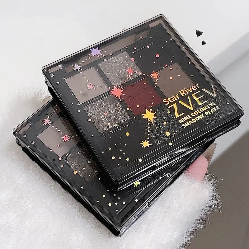 Palette de 9 fards à paupières fumés noir et rouge, effet frais et lumineux, maquillage longue tenue, fards à paupières pailletés foncés pressés.
