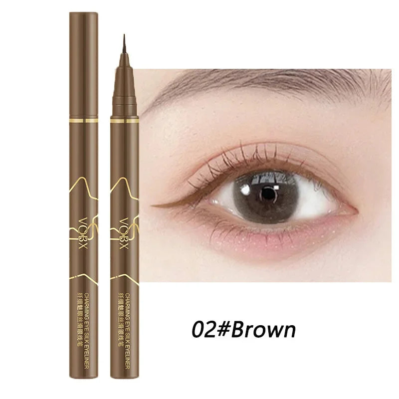 Eyeliner Liquide Brun — Résistant à l’eau et à la transpiration, tenue longue durée. Pointe fine pour un tracé précis et naturel, idéal pour accentuer les yeux.