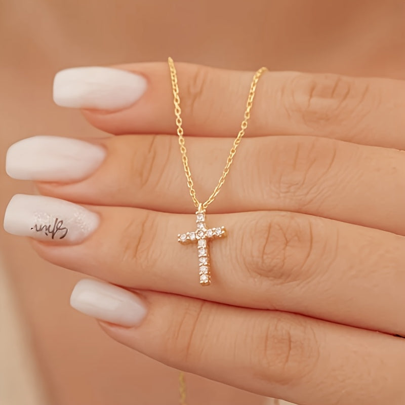 Collier Femme Élégant – Pendentif Croix avec Strass, Plaqué Or KC en Alliage de Zinc, Design Simple et Stylé, Idéal Quotidien et Soirées, Cadeau Parfait pour Halloween, Noël, Pâques