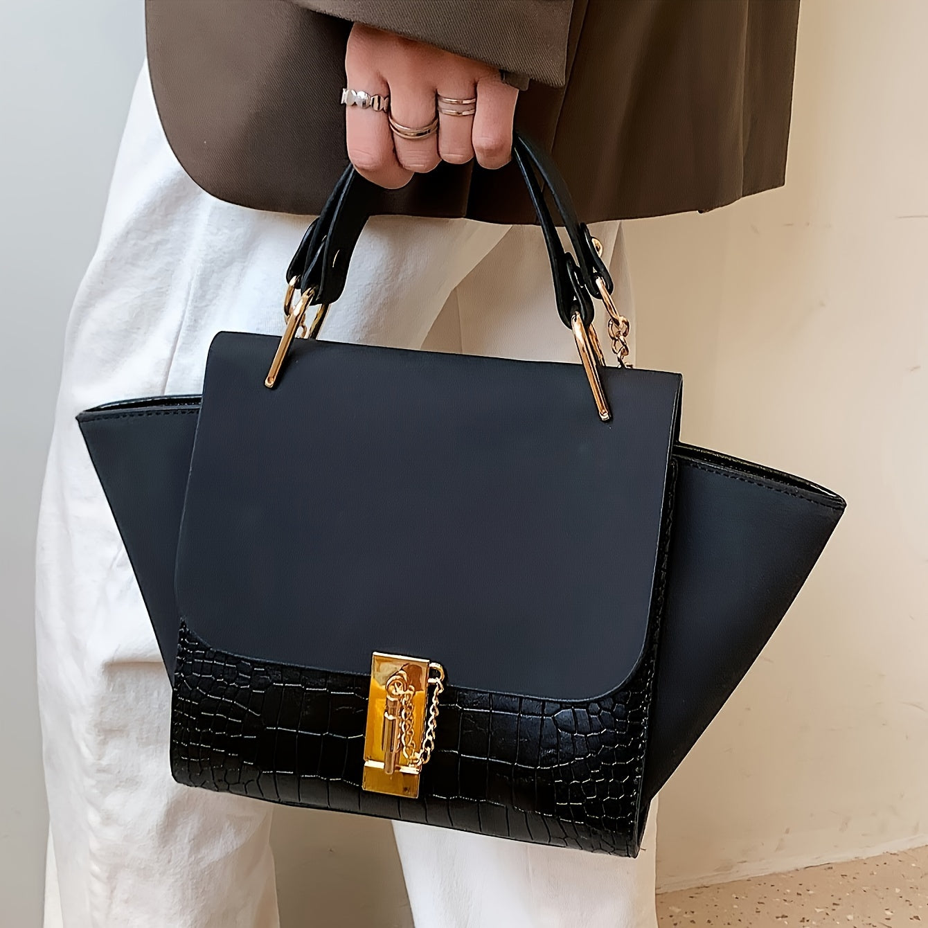 Sac femme élégant kaki avec détails dorés, fermeture tourniquet, bandoulière amovible