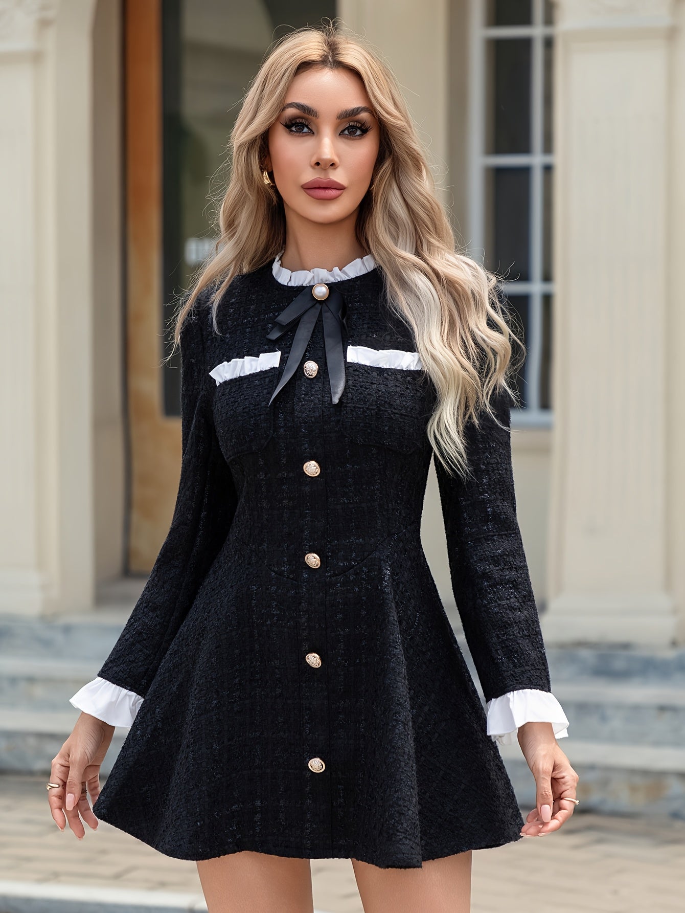 Robe élégante à sequins noirs avec col et poignets blancs