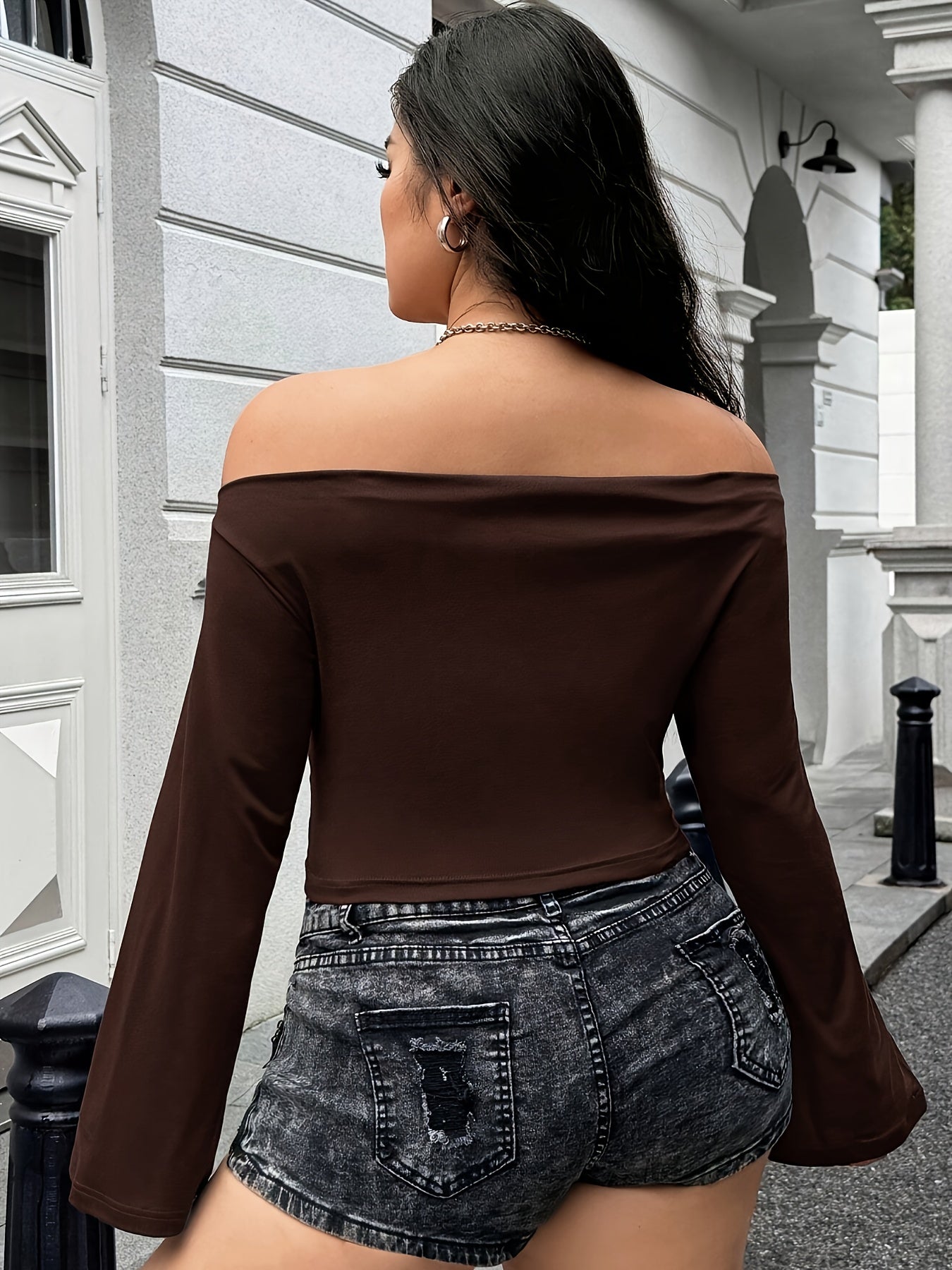 T-shirt oversize pour femmes – top manches longues à ourlet asymétrique marron, tenues décontractées ou formelles, essentiel superposition automne/hiver, design élégant, couture de qualité, blouse tendance