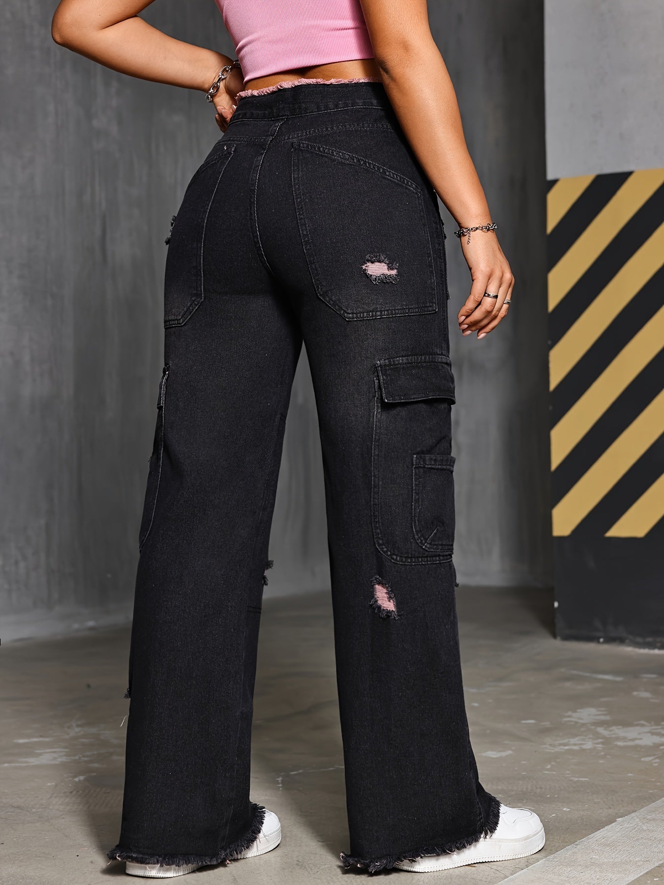 Jean cargo vintage déchiré et usé pour femme, pantalon droit taille haute rétro avec poches, style décontracté idéal pour l'automne