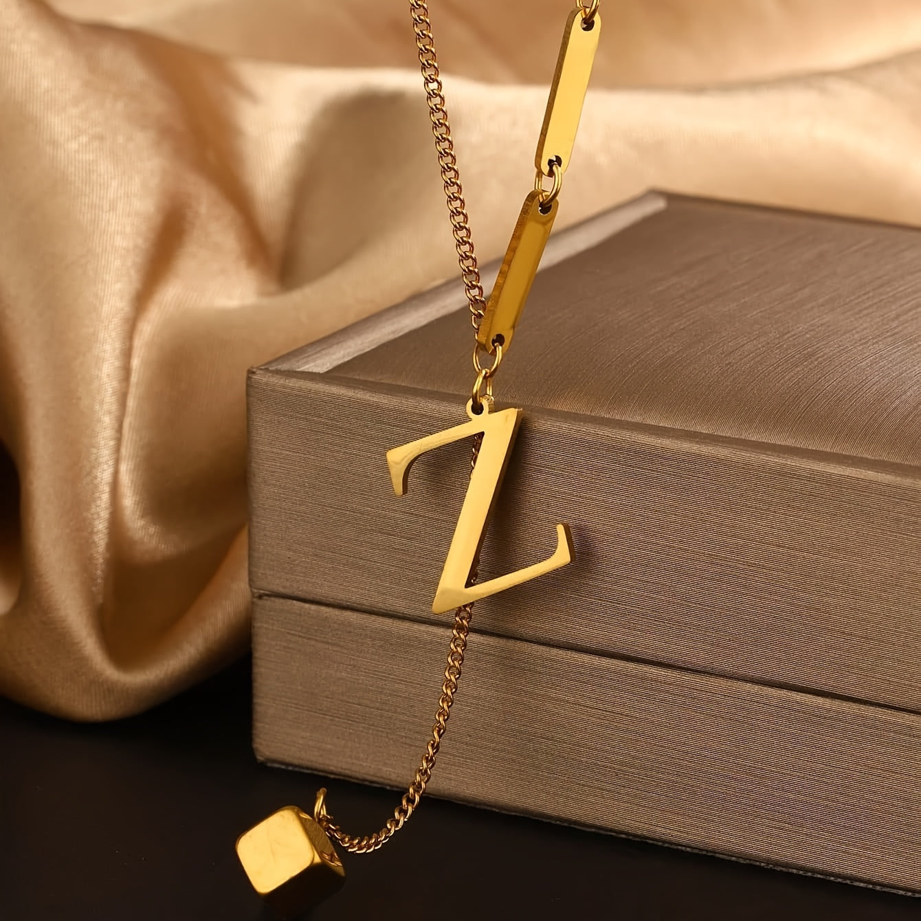 Collier Tendance à Pampilles avec 26 Lettres pour Femme – Pendentif en Acier Inoxydable Plaqué Or 18K, Design en Forme de Y avec Grelots Élégants, Idéal pour le Port Quotidien et comme Cadeau Raffiné