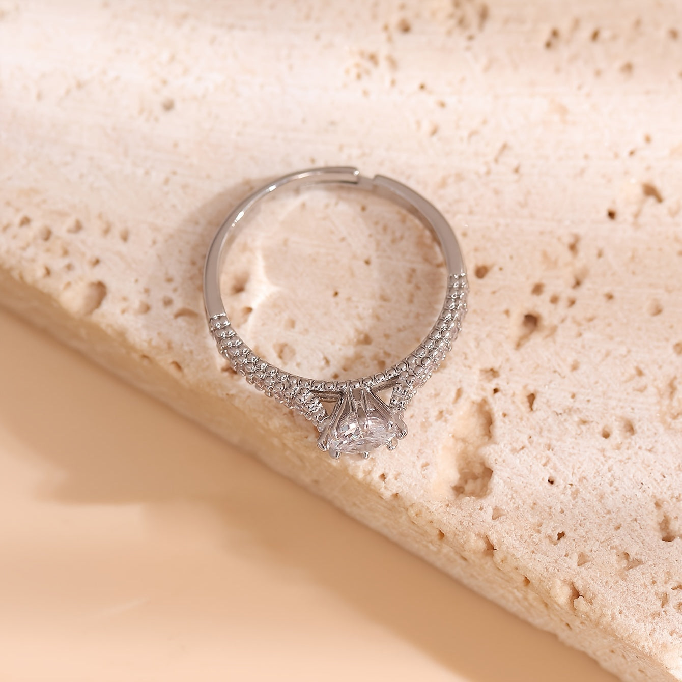 Bague pour femme, design tendance et minimaliste, style haut de gamme, incrustation en cuivre ton froid avec zirconia, élégante et raffinée