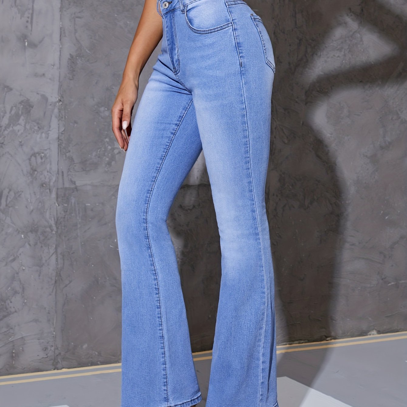 Jean évasé stretch uni, bleu clair délavé, coupe bootcut, poches latérales, vêtements en denim pour femmes