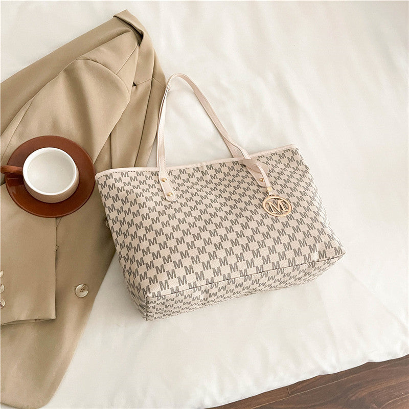 Sac Femme à Motif M – Grand Sac PU à Motif Géométrique Élégant, Sangle Chaîne Dorée, Logo "M", Multiples Compartiments, Fermeture Éclair, Sac Convertible pour Usage Quotidien (Copie)