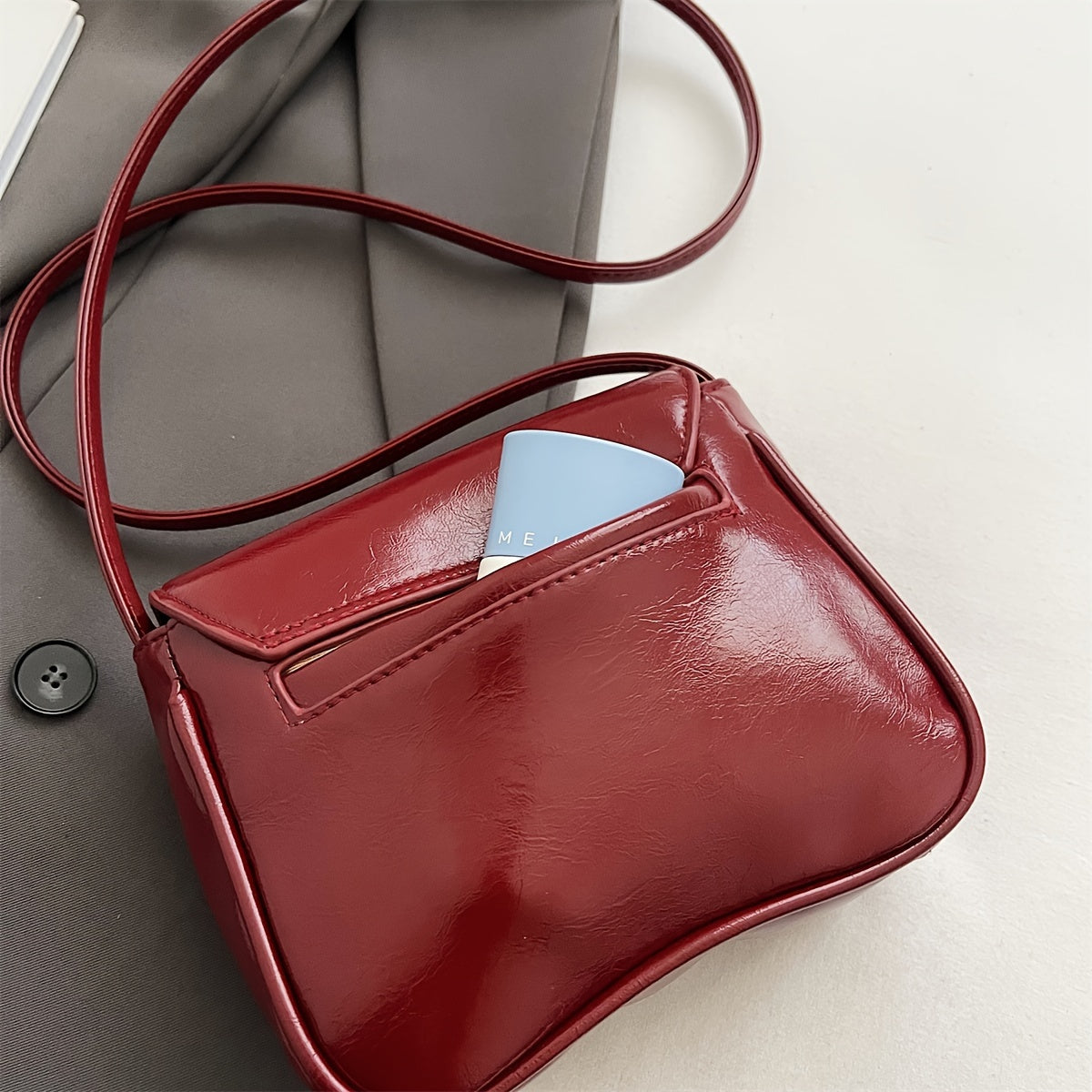 Sac bandoulière rouge élégant pour femmes – petit format carré avec poche pour téléphone, durable et décontracté, bandoulière réglable 100 cm, doublure polyester, parfait pour trajets quotidiens