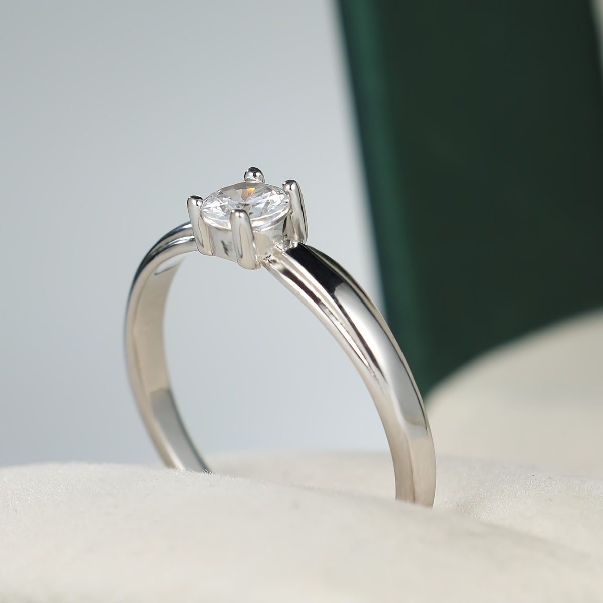 Elegant S925 Sterling Silvery Women'S Ring with a Unique, Small Batch of Synthetic Zirconia, Light Luxury, Exquisite Gift for Valentine'S Day 2g