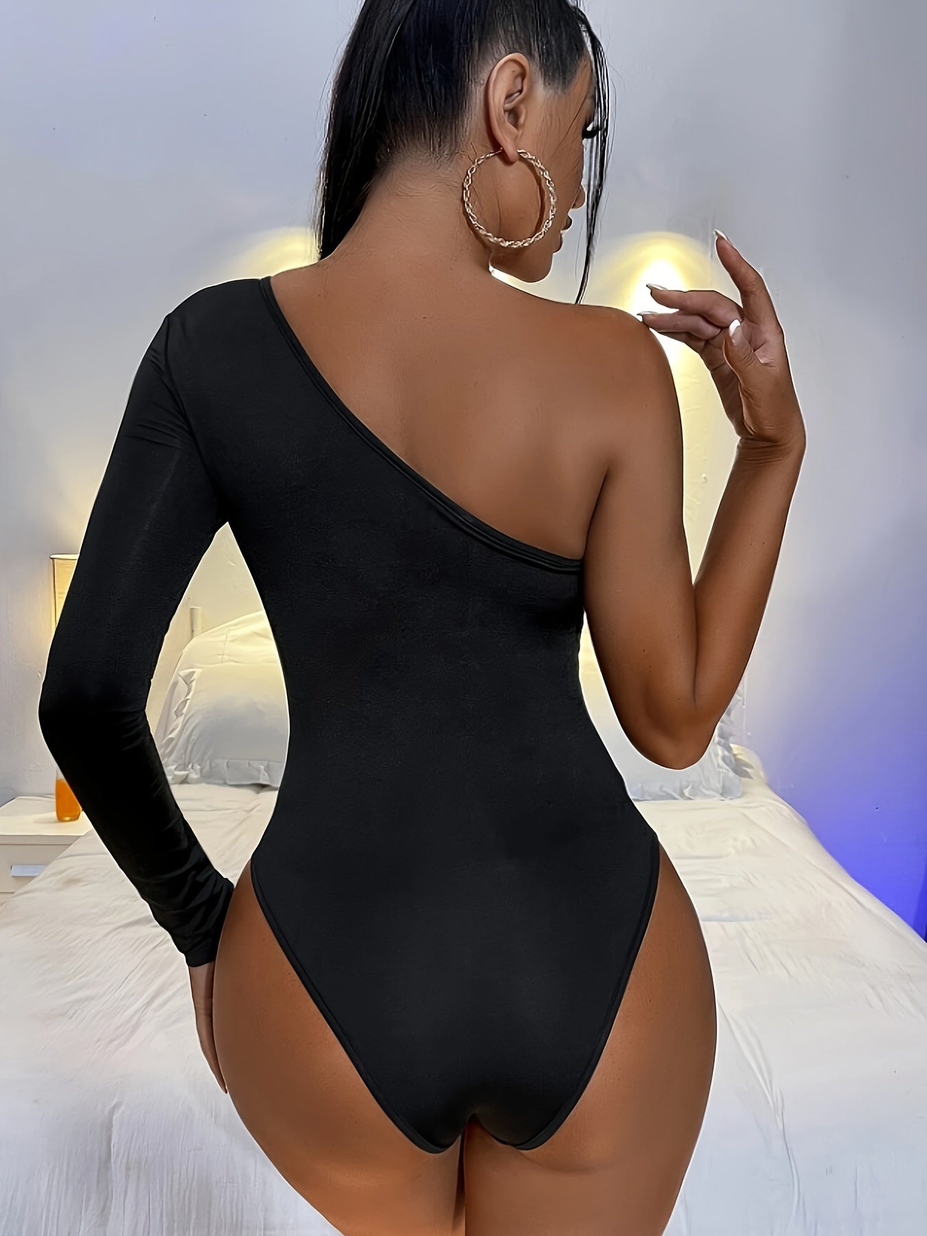 Body femme asymétrique à manches longues, épaule dénudée, coupe ajustée, couleur unie, style sexy