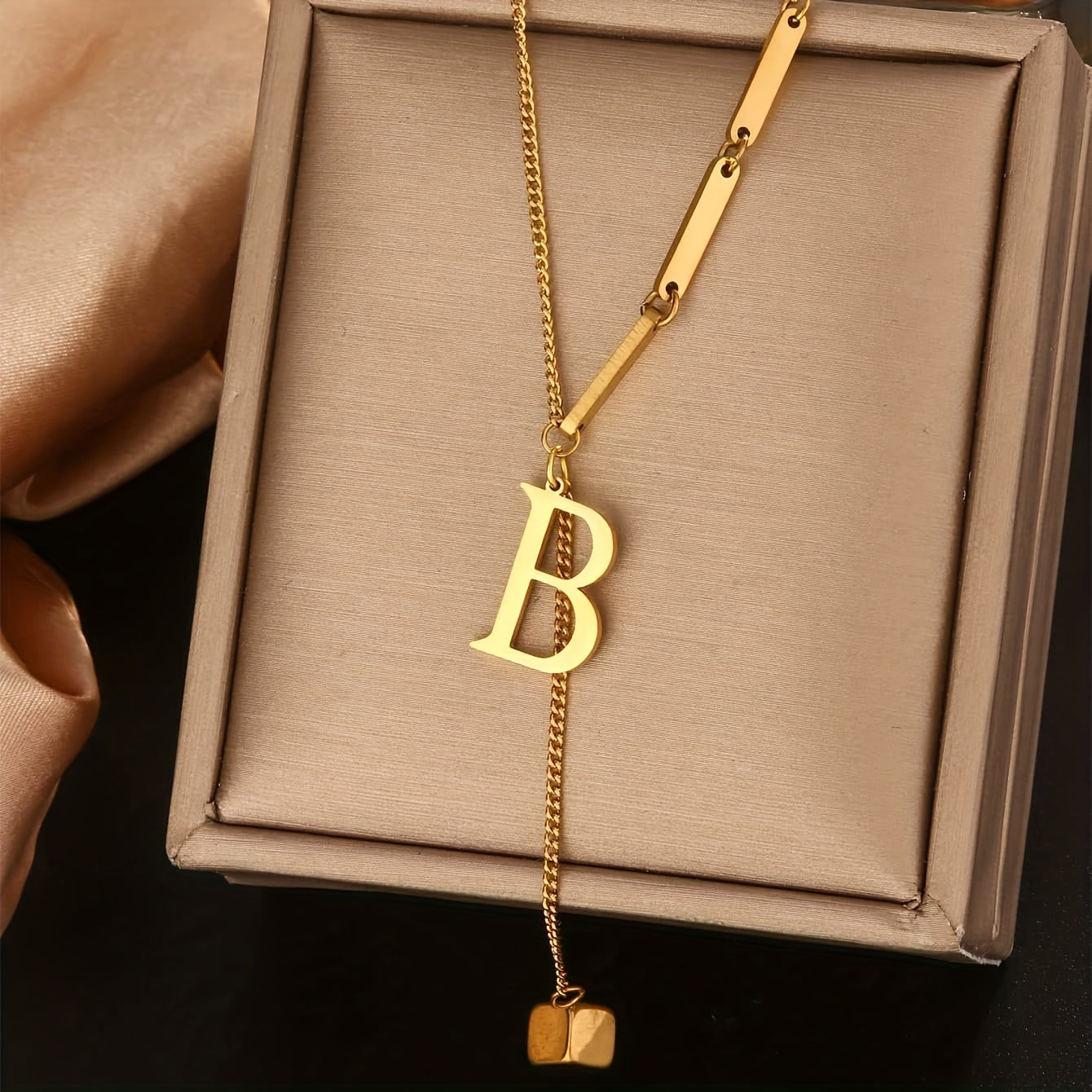 Collier Tendance à Pampilles avec 26 Lettres pour Femme – Pendentif en Acier Inoxydable Plaqué Or 18K, Design en Forme de Y avec Grelots Élégants, Idéal pour le Port Quotidien et comme Cadeau Raffiné