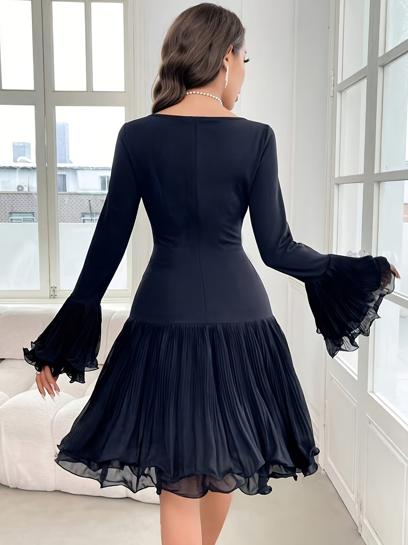 Robe Plissée Slim-Fit avec Ourlet à Volants et Poignets