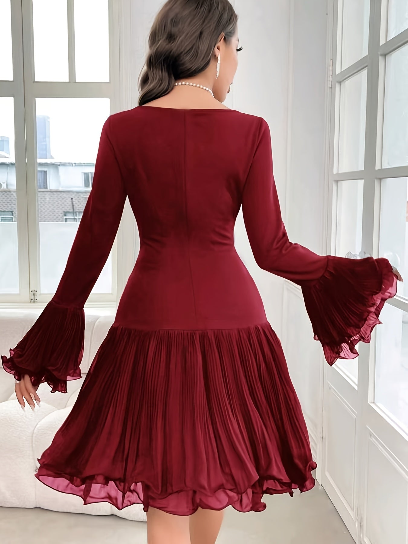 Robe Plissée Slim-Fit avec Ourlet à Volants et Poignets