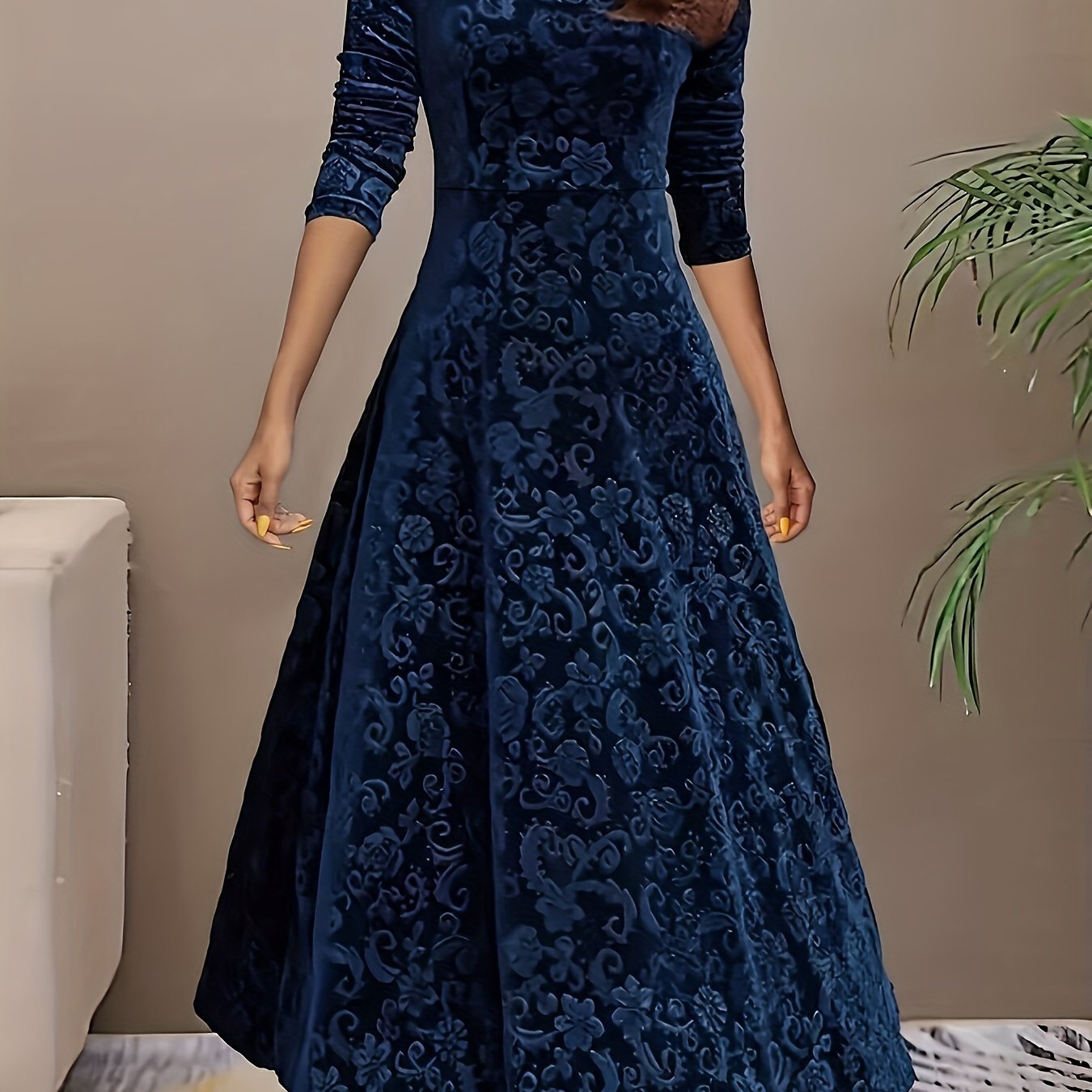 Robe longue en velours à motif floral et manches longues, encolure carrée, idéale pour le Nouvel An. Design élégant