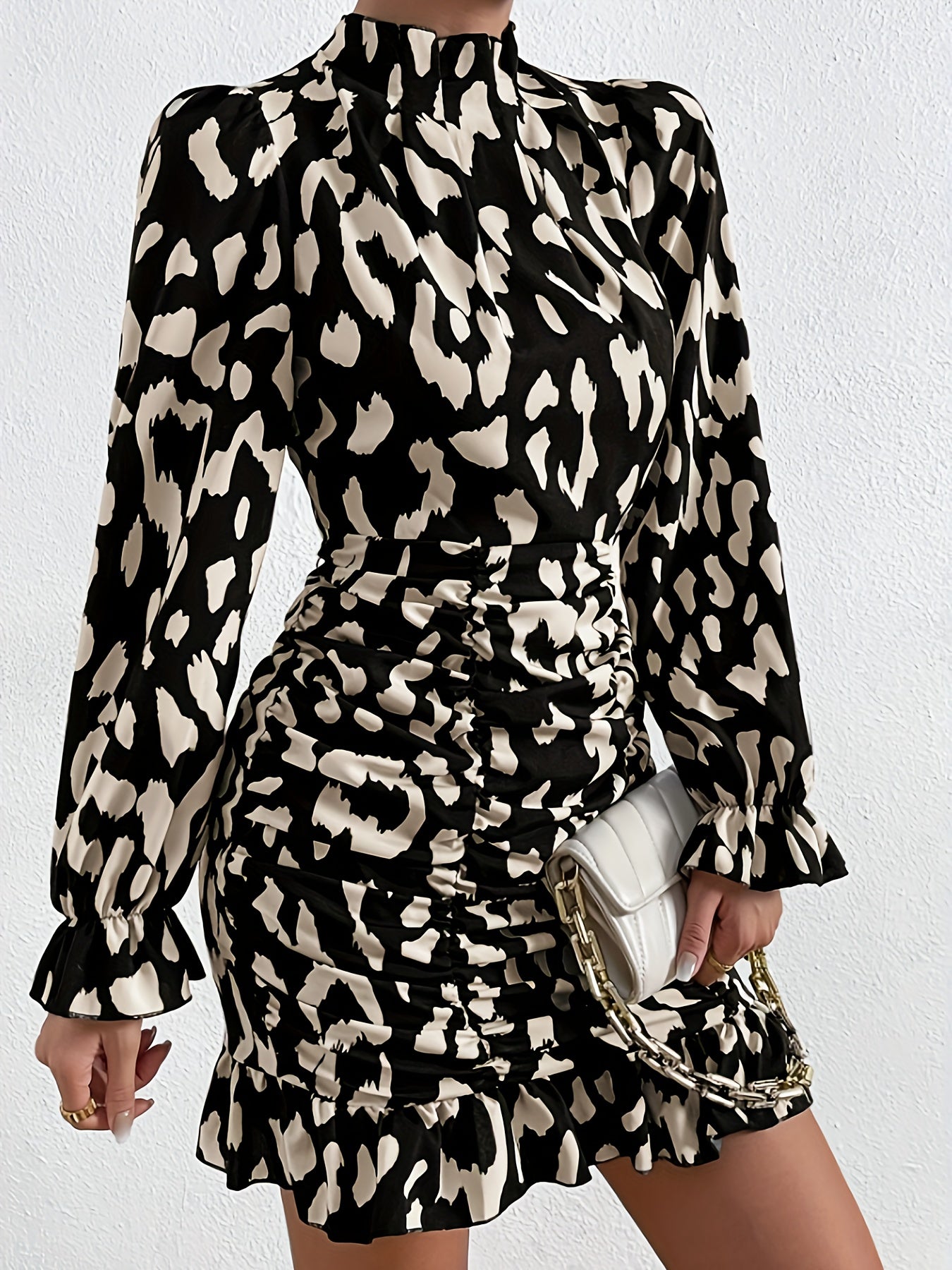 Robe moulante femme à imprimé léopard noir et blanc, col haut, manches longues, détail zip stylé, idéale pour printemps et été, mode adulte décontractée