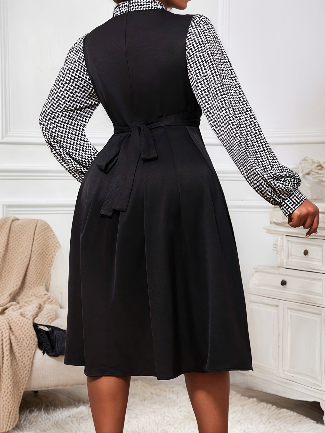 Plus Size - Plus-Size Women'S Elegant Houndstooth Patchwork Long-Sleeve Dress with a Bow Tie And Cinched Waist.