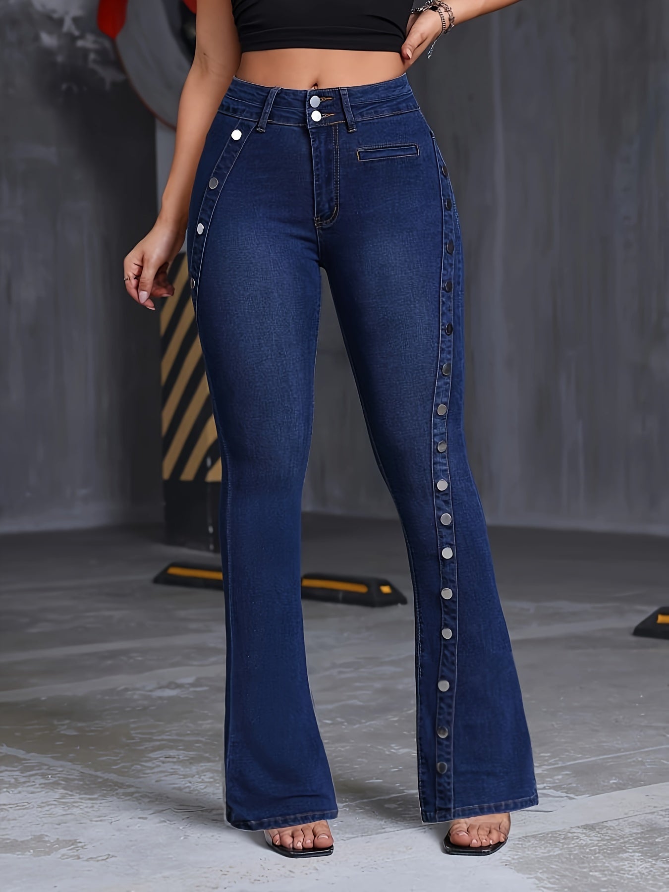 Jean élégant à poches incurvées pour femme, pantalon en denim extensible et multifonctionnel à jambes évasées avec plusieurs boutons, coupe slim