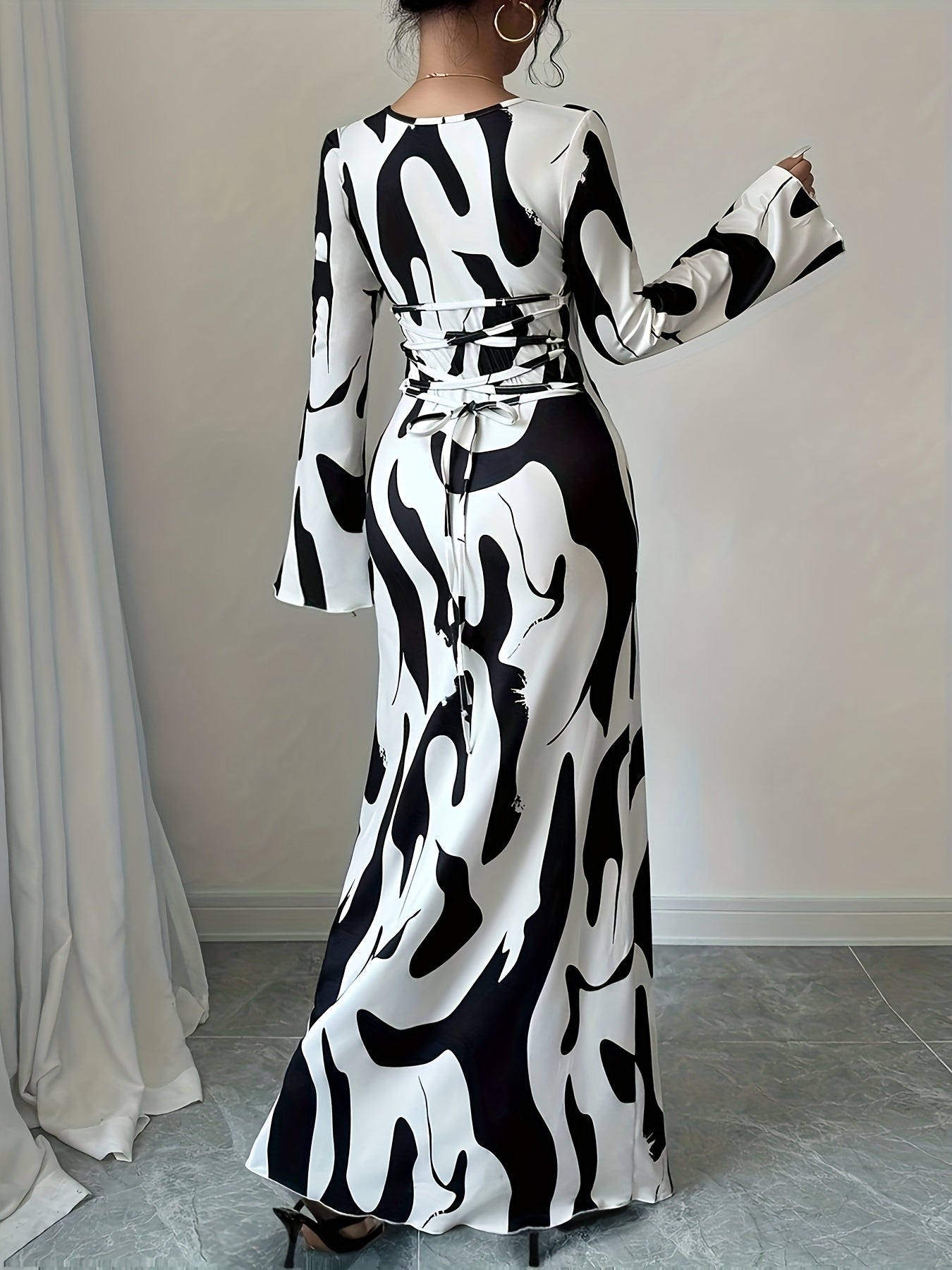 Robe longue élégante à imprimé tropical pour femme, manches longues, bretelles croisées, taille cintrée et manches évasées, coloris noir et blanc, parfaite pour printemps, été et automne