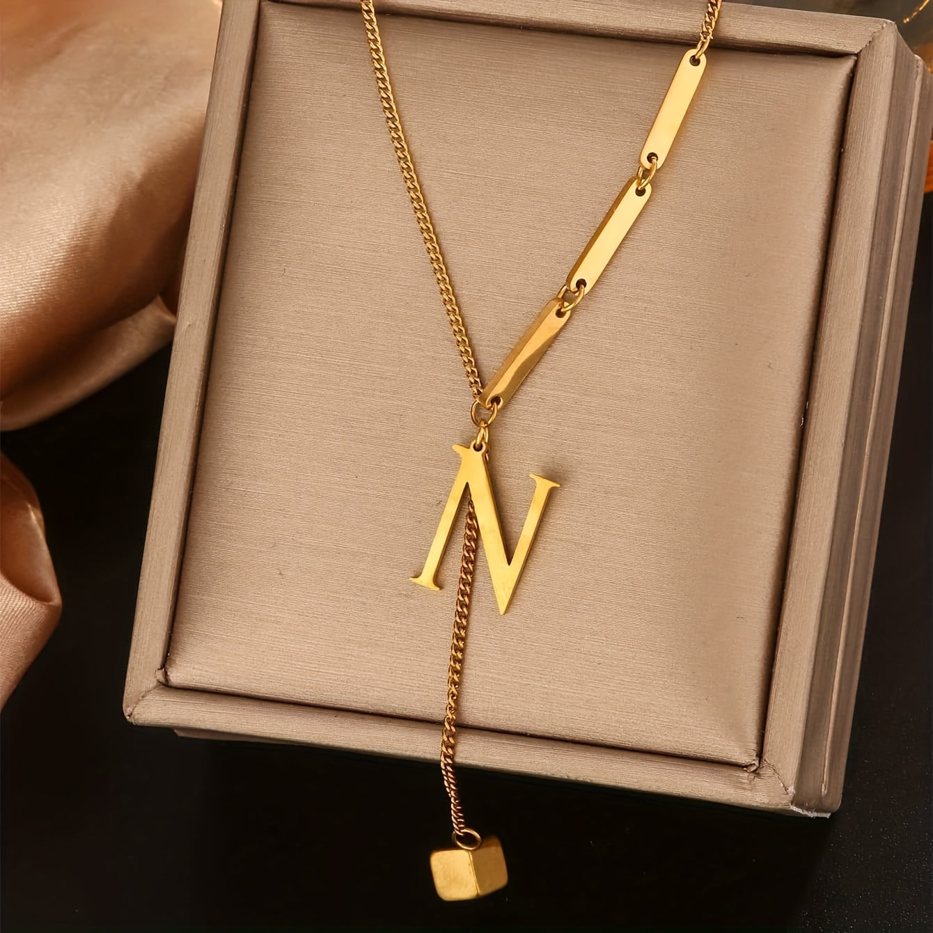 Collier Tendance à Pampilles avec 26 Lettres pour Femme – Pendentif en Acier Inoxydable Plaqué Or 18K, Design en Forme de Y avec Grelots Élégants, Idéal pour le Port Quotidien et comme Cadeau Raffiné