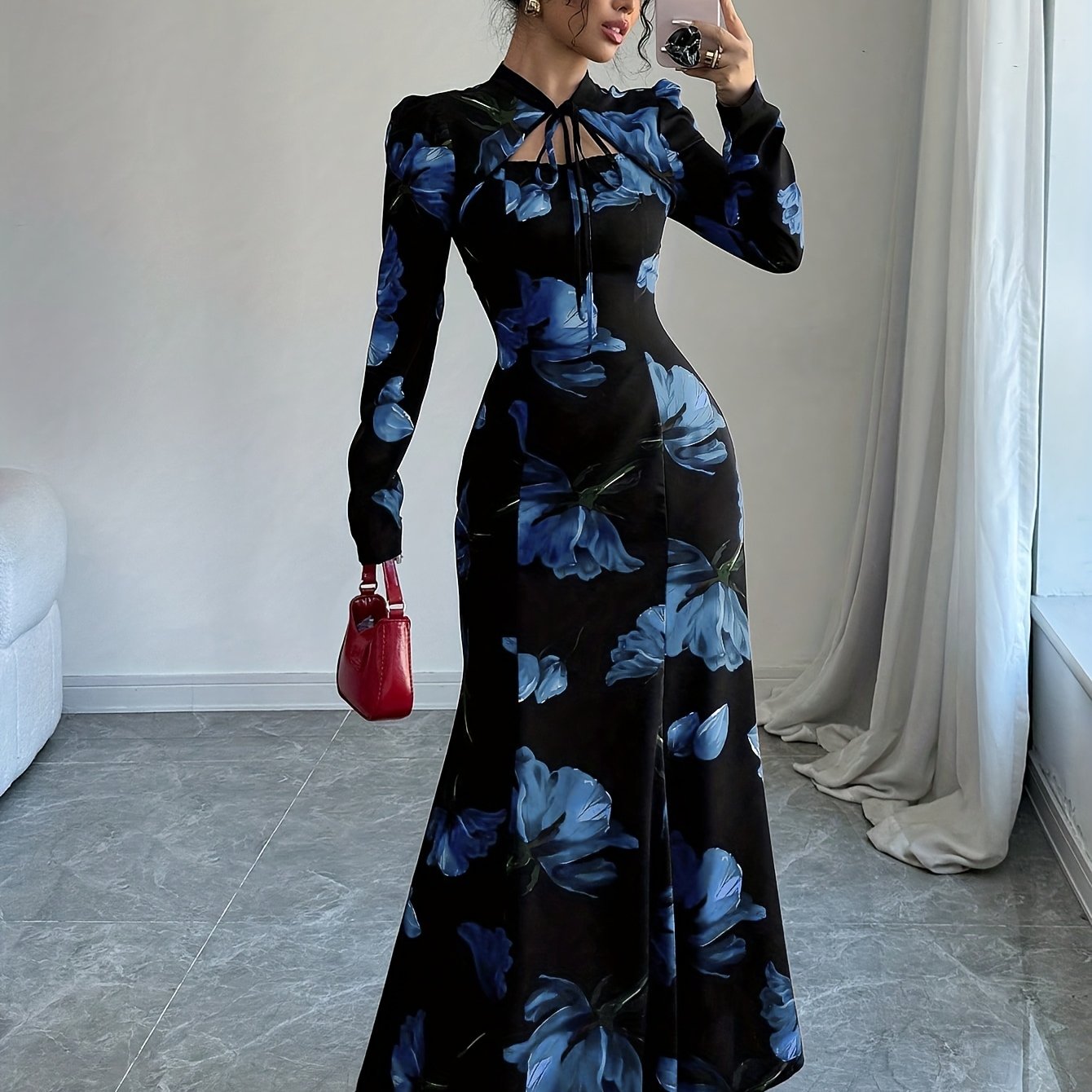 Robe maxi élégante à imprimé floral – manches longues, détail nœud au dos, taille cintrée, ourlet asymétrique, noire avec fleurs bleues, idéale automne/hiver, mode femme adulte, robe fleurie