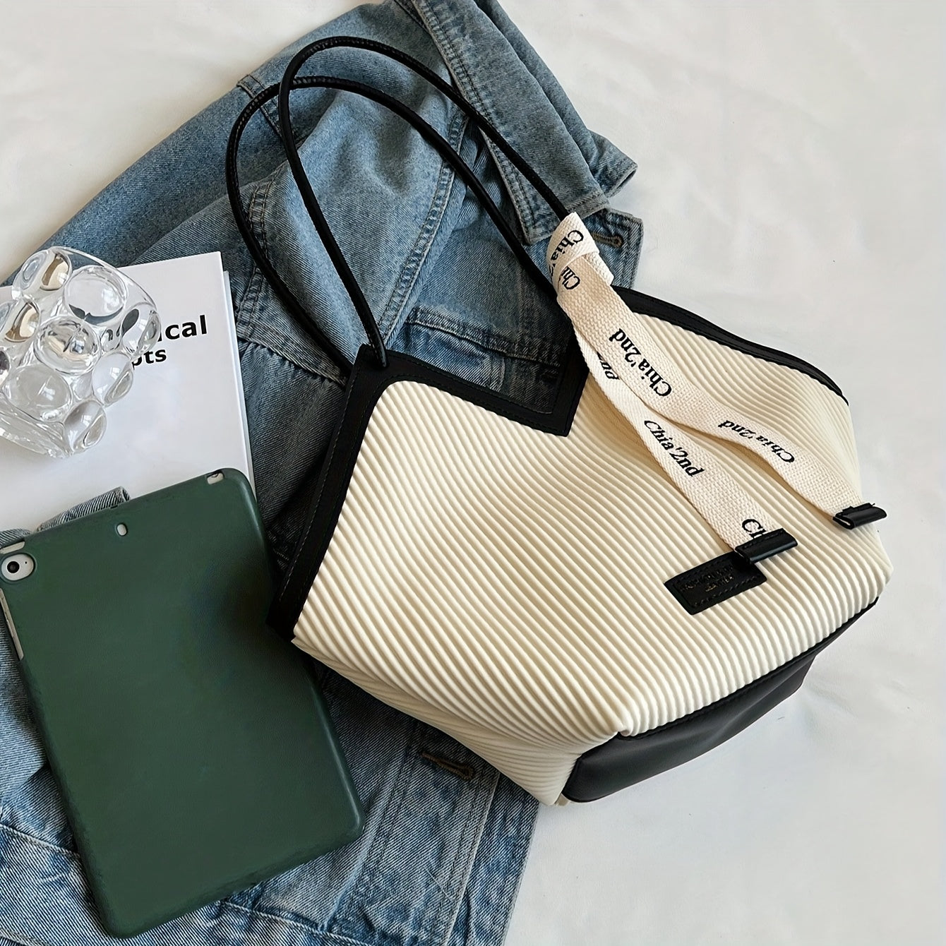 Sac cabas femme élégant blanc à détails noirs – design structuré à rayures embossées, anses doubles, foulard décoratif et fermeture zippée, idéal pour le travail, le shopping ou les voyages.