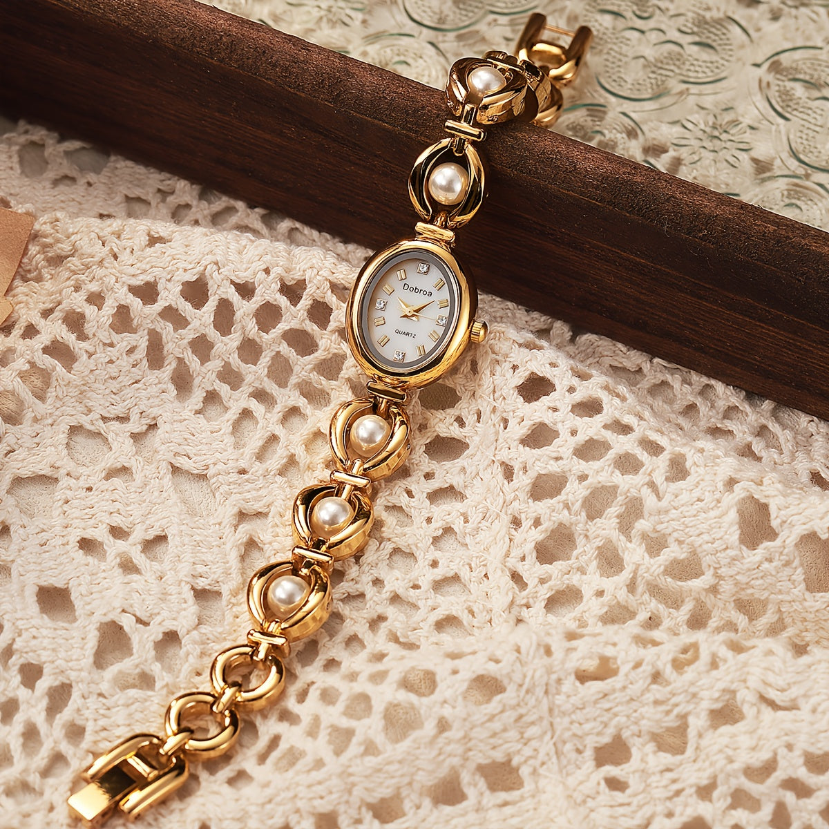 Montre femme vintage, bracelet en alliage doré, mouvement quartz, cadran ovale, détails élégants, cadeau idéal pour la fête des mères, la Saint-Valentin ou occasions spéciales