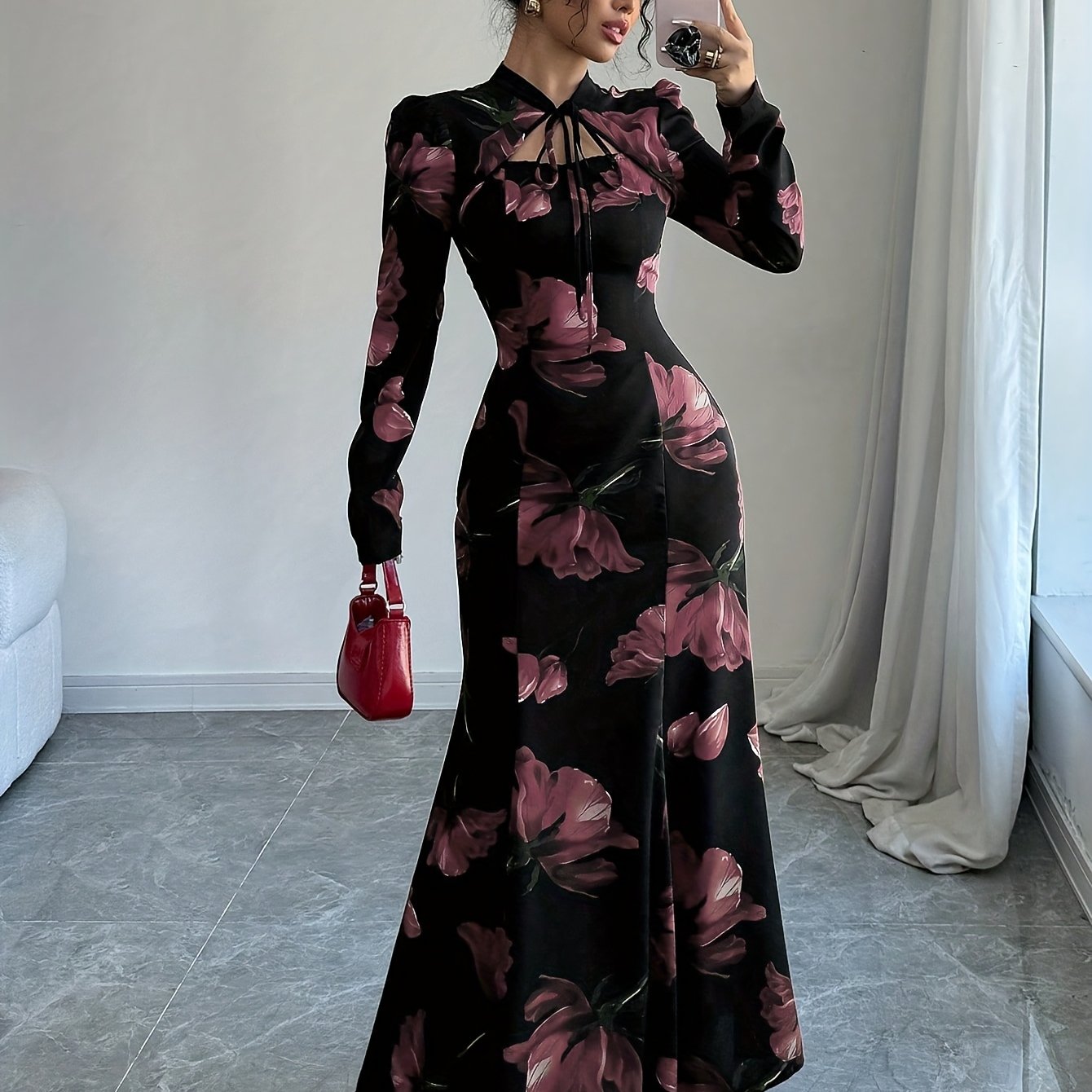 Robe maxi élégante à imprimé floral – manches longues, détail nœud au dos, taille cintrée, ourlet asymétrique, noire avec fleurs bleues, idéale automne/hiver, mode femme adulte, robe fleurie