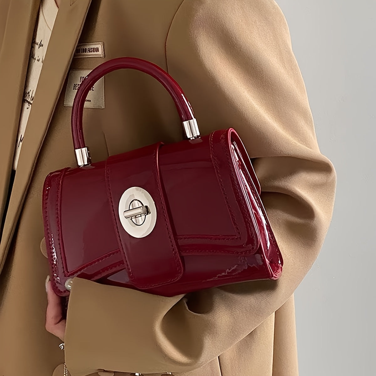 Sac à main femme élégant en similicuir bordeaux à motif crocodile, avec bandoulière ajustable, fermeture à rabat et emblème métallique