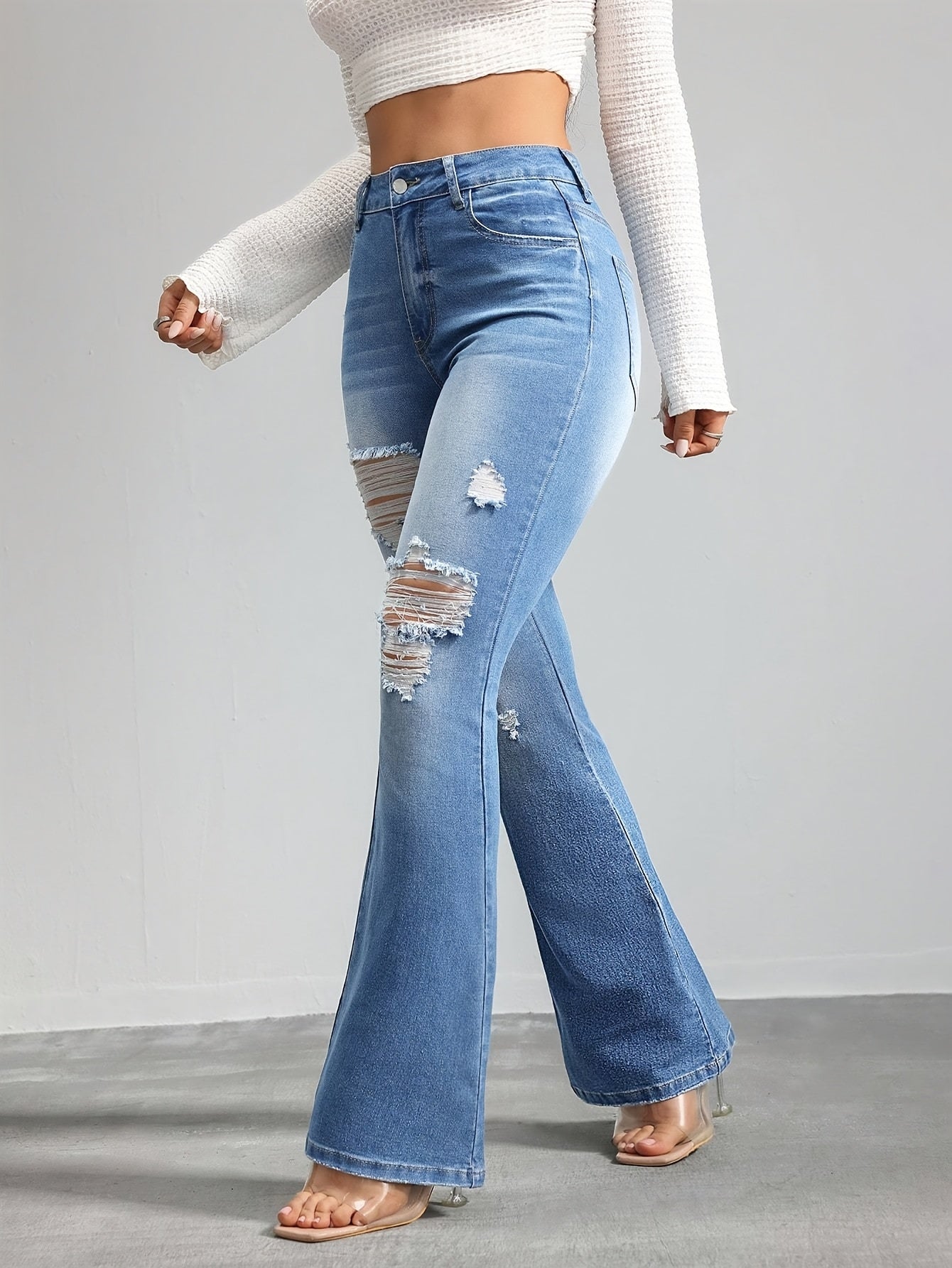 Jean évasé taille haute pour femmes – Denim stretch bleu clair, détails déchirés, style décontracté, fermeture bouton, confort toutes saisons