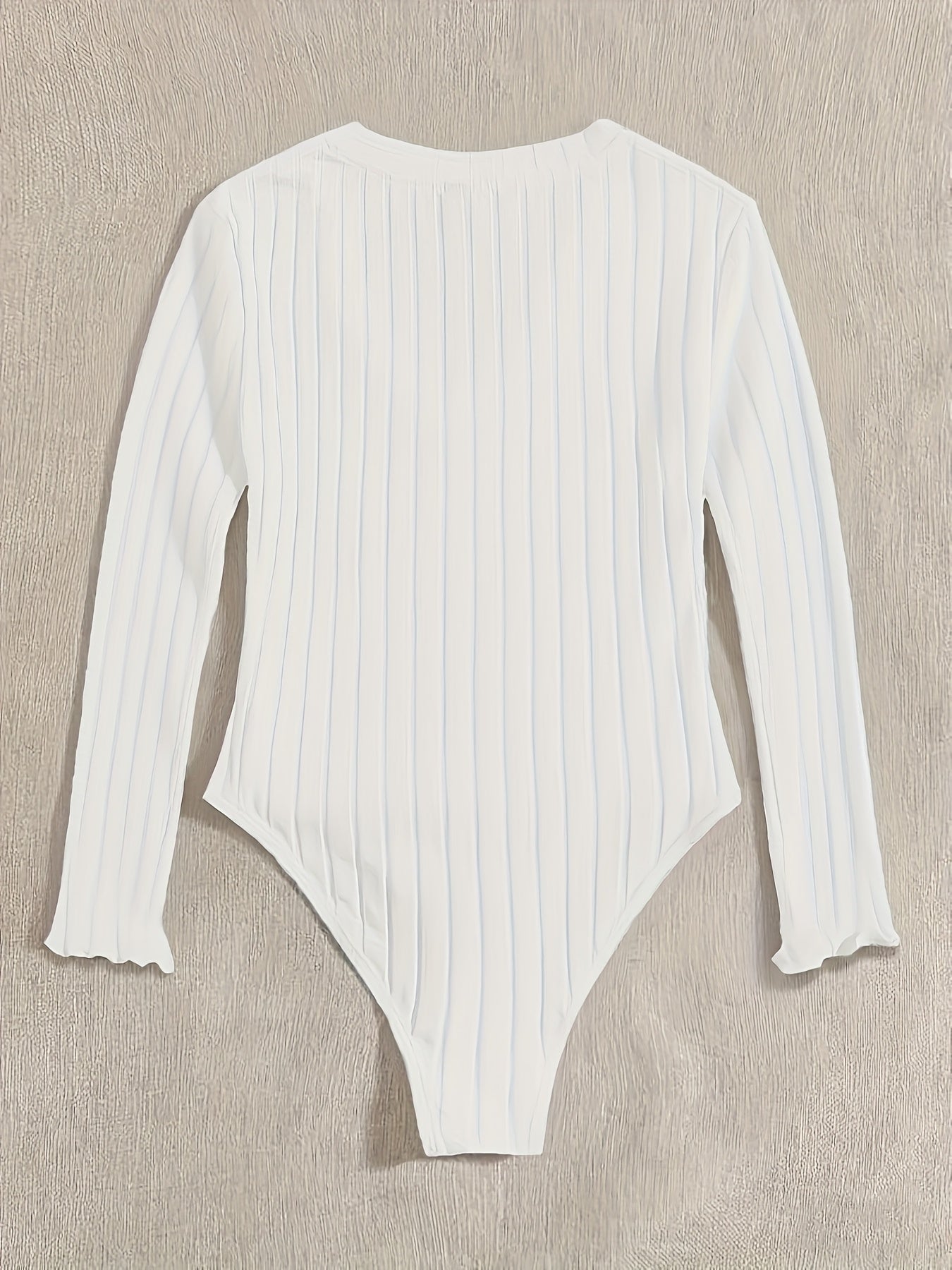 Body moulant femme vert foncé à manches longues, détail sur les hanches, tissu côtelé doux, style décontracté, idéal pour l’automne et l’hiver, parfait pour les sorties shopping