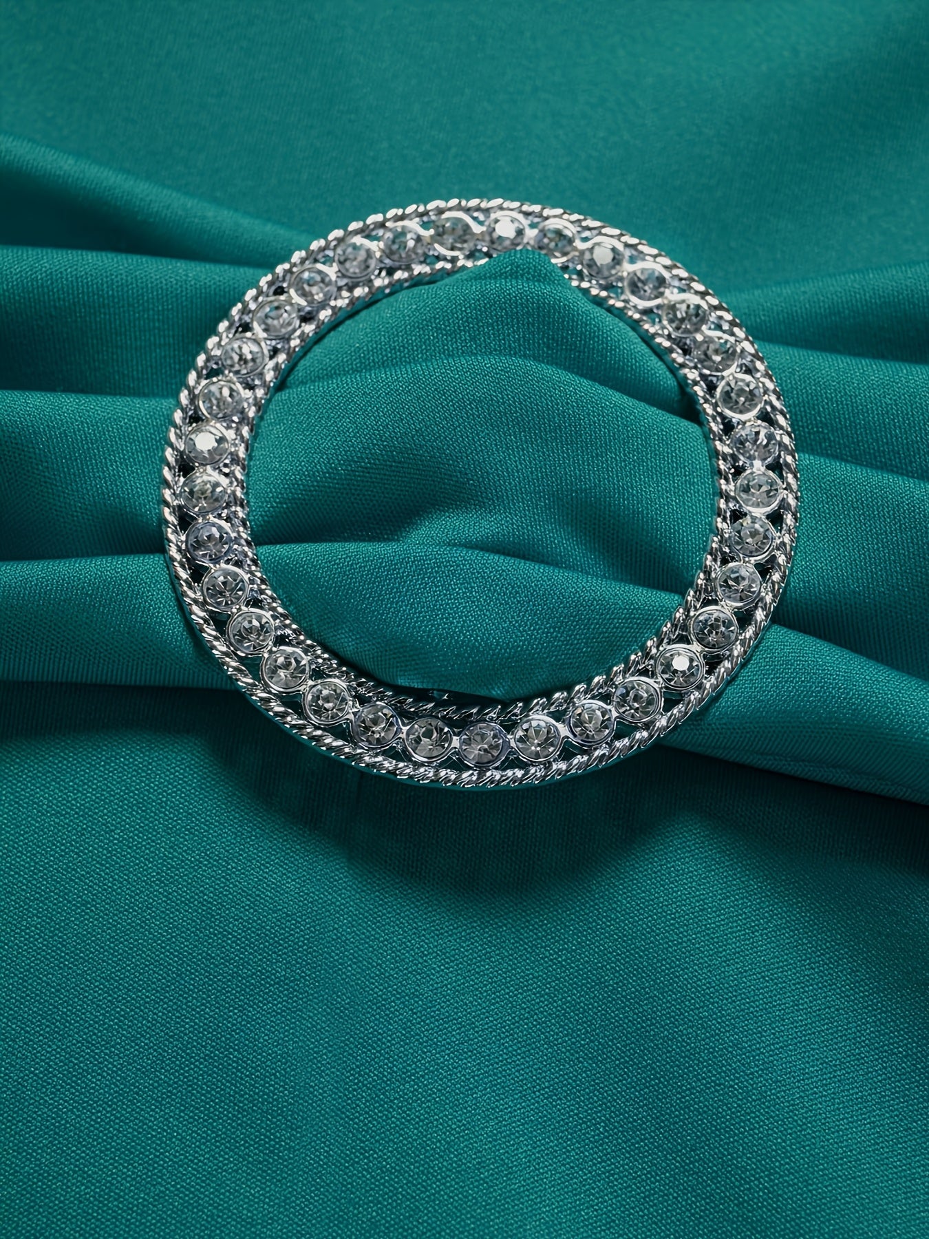 Une robe de soirée élégante pour femme, avec un décolleté drapé, sans manches, une boucle en strass métallisé, une taille cintrée et des épaules froncées, parfaite pour les jolies femmes en rendez-vous ou en sortie