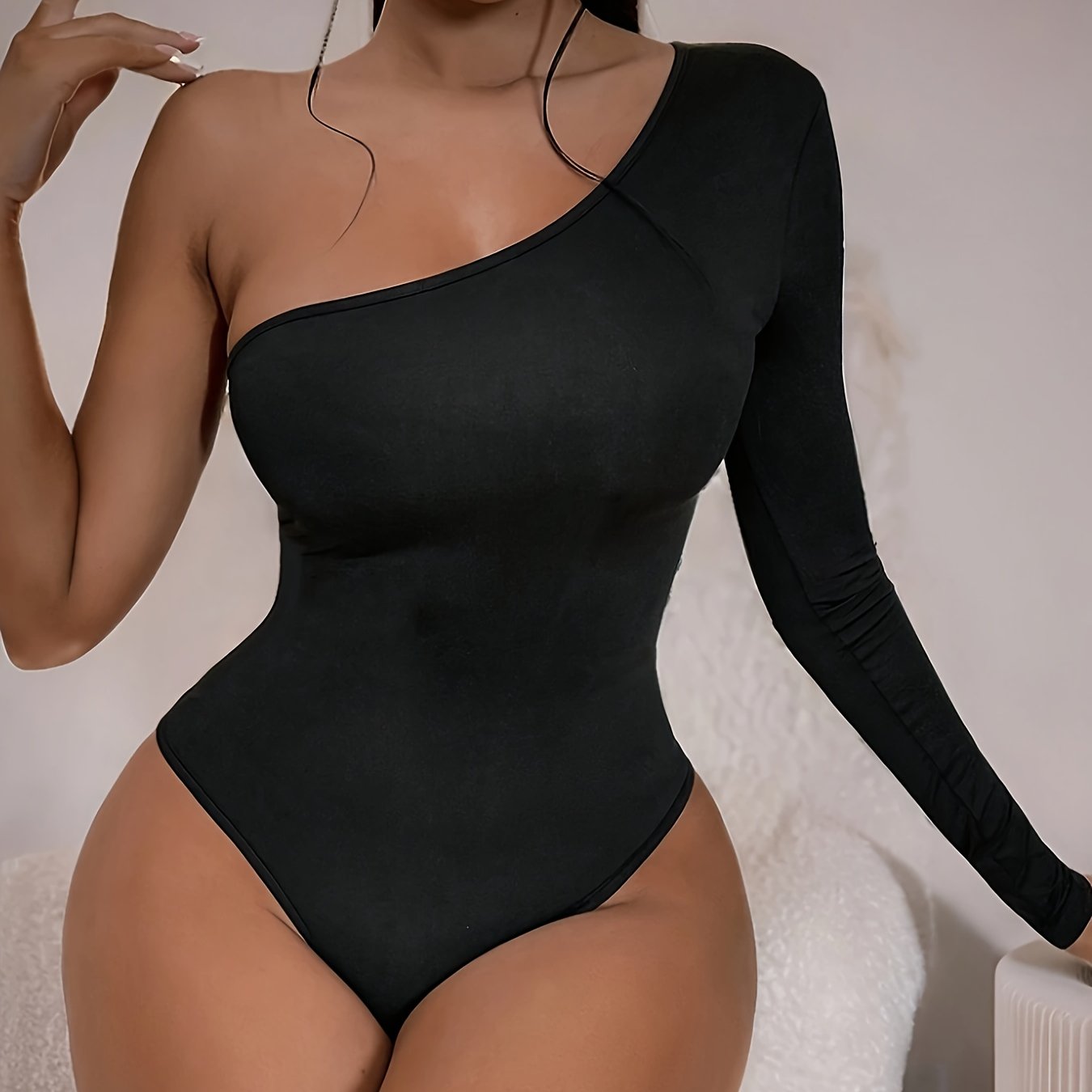 Body femme asymétrique à manches longues, épaule dénudée, coupe ajustée, couleur unie, style sexy