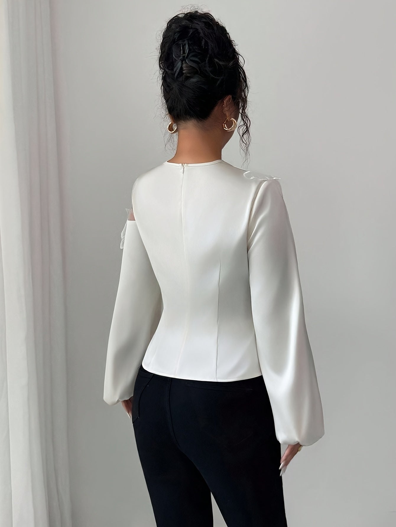 Blouse femme élégante manches longues ajustée, col rond, dentelle et panneaux en mesh semi-transparents, top uni polyvalent automne/hiver