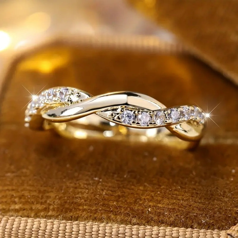 An Exquisite 18K Gold-Plated Twisted Crossover Copper Ring, an Elegant Piece of Women'S Fashion Jewelry, Meticulously Designed High-Quality Finger Accessory Suitable for Any Occasion.